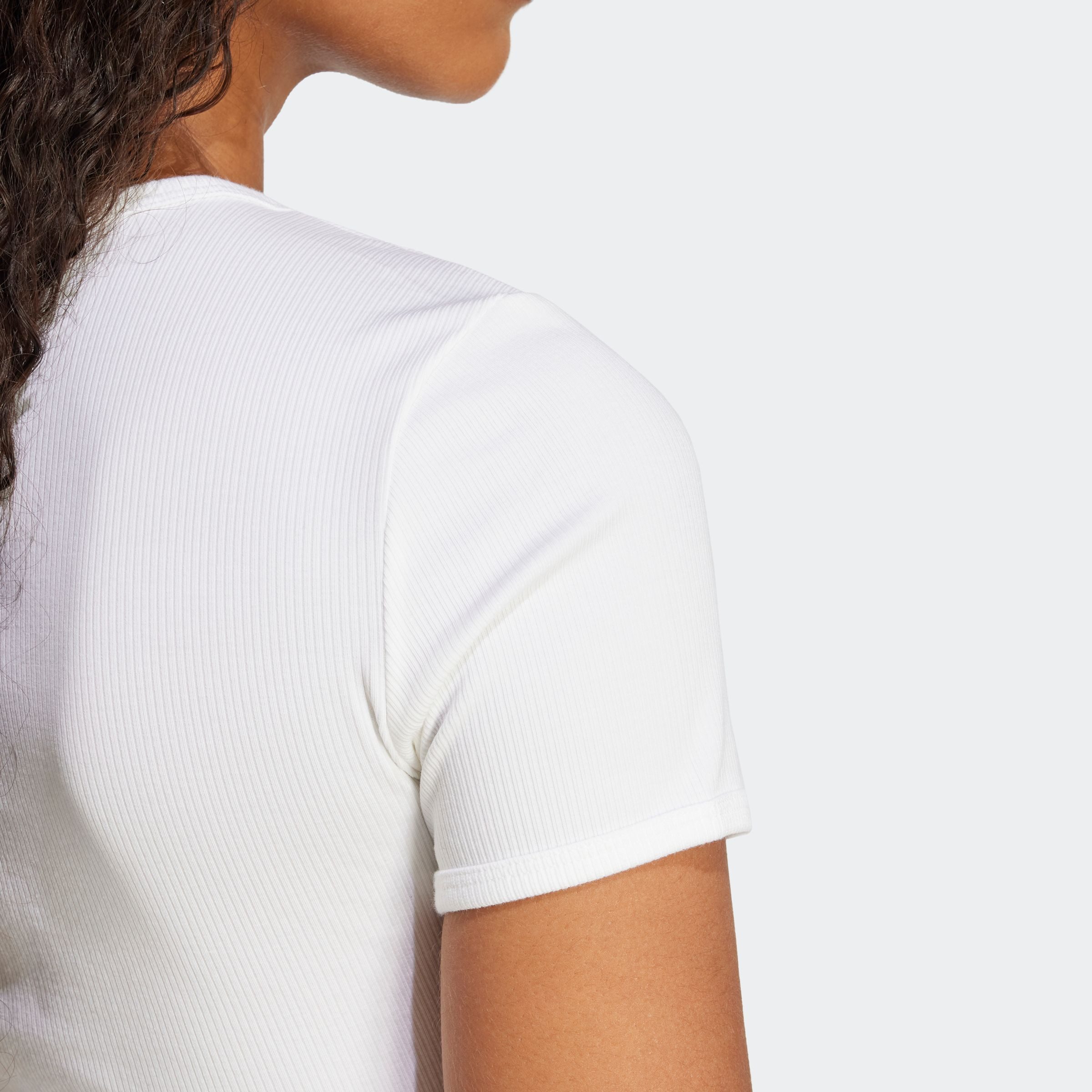adidas Originals T-Shirt ESSENTIALS RIBBED CROP figurbetonte Passform, schmaler Schnitt, kürzerer Schnitt – Bild 4 von 5