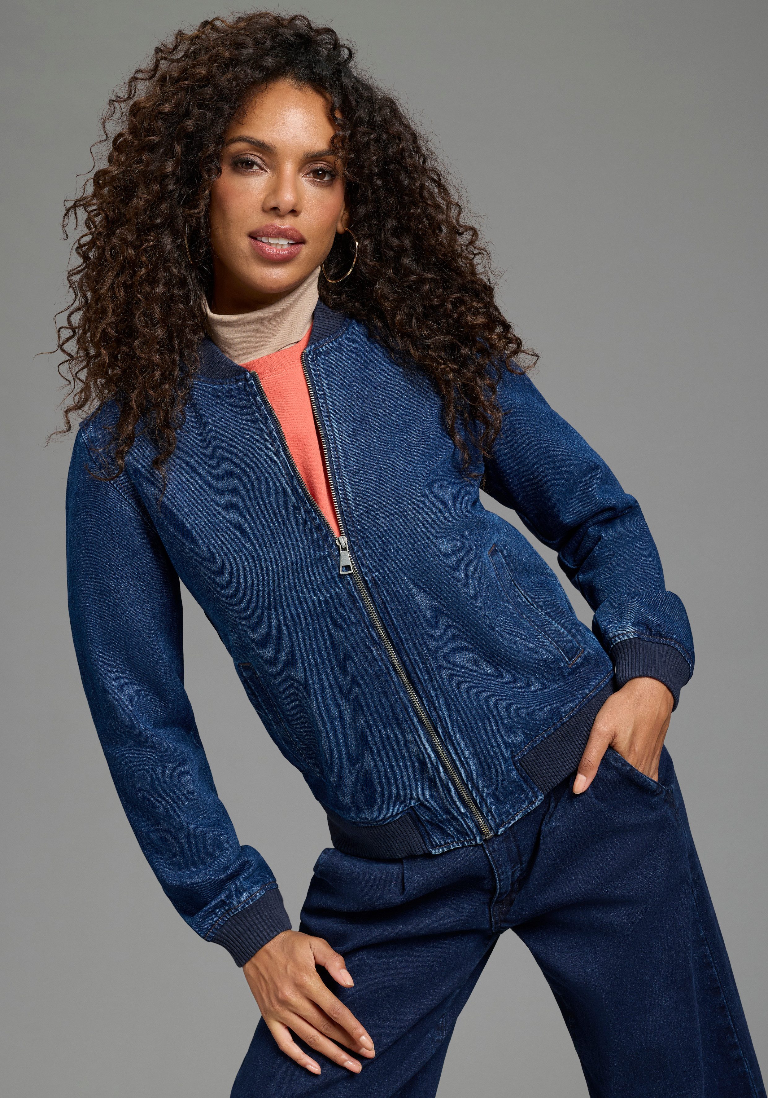 Arizona Jeansjacke im winterlicheren Denim hüftlang, Comfort Fit, mit Reißverschluss. € 49,99, (€ 49,99 pro 1 Stk).