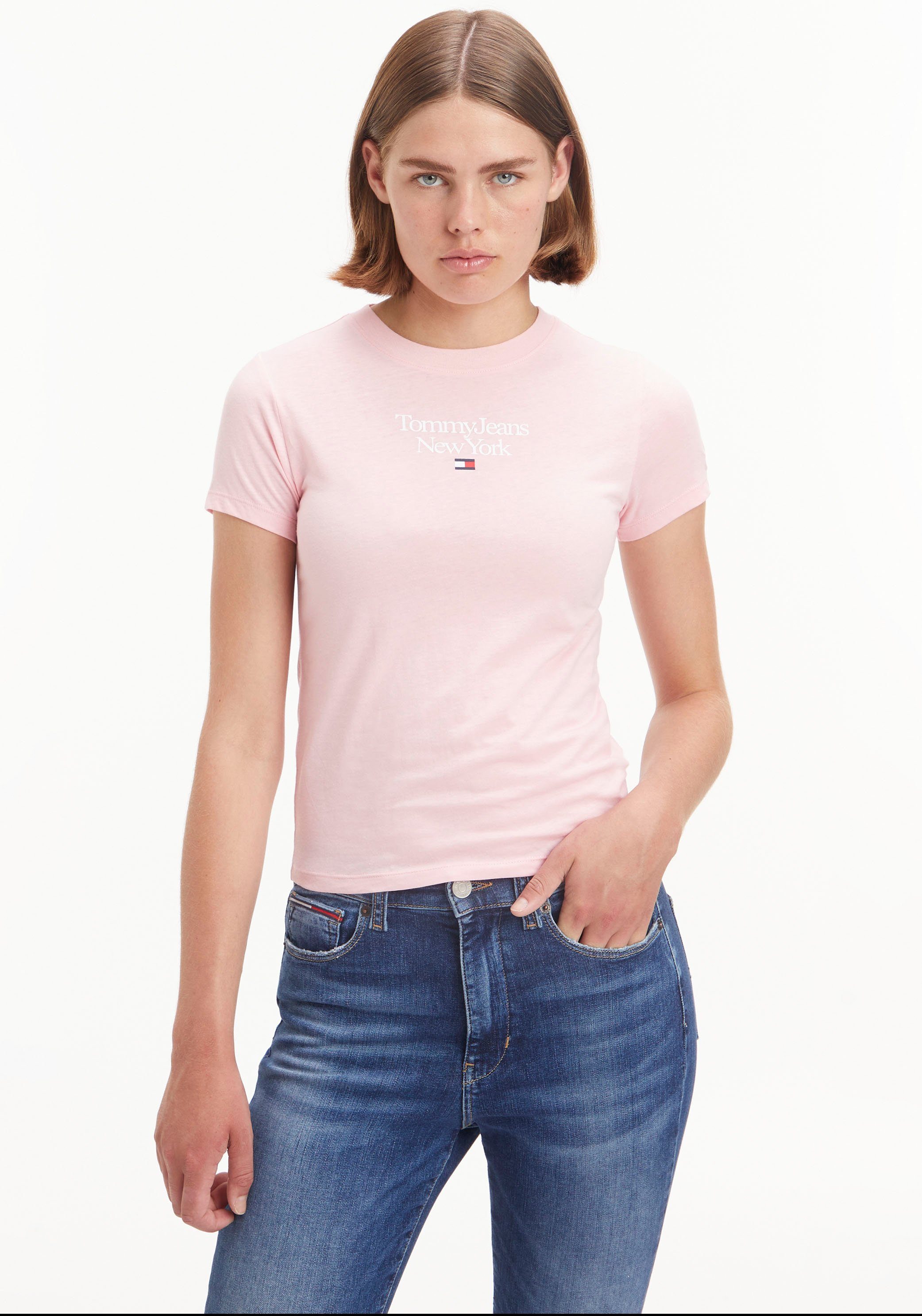 Tommy Jeans Kurzarmshirt TJW BBY ESSENTIAL LOGO 1 SS mit Tommy Jeans Label-Druck auf Brusthöhe