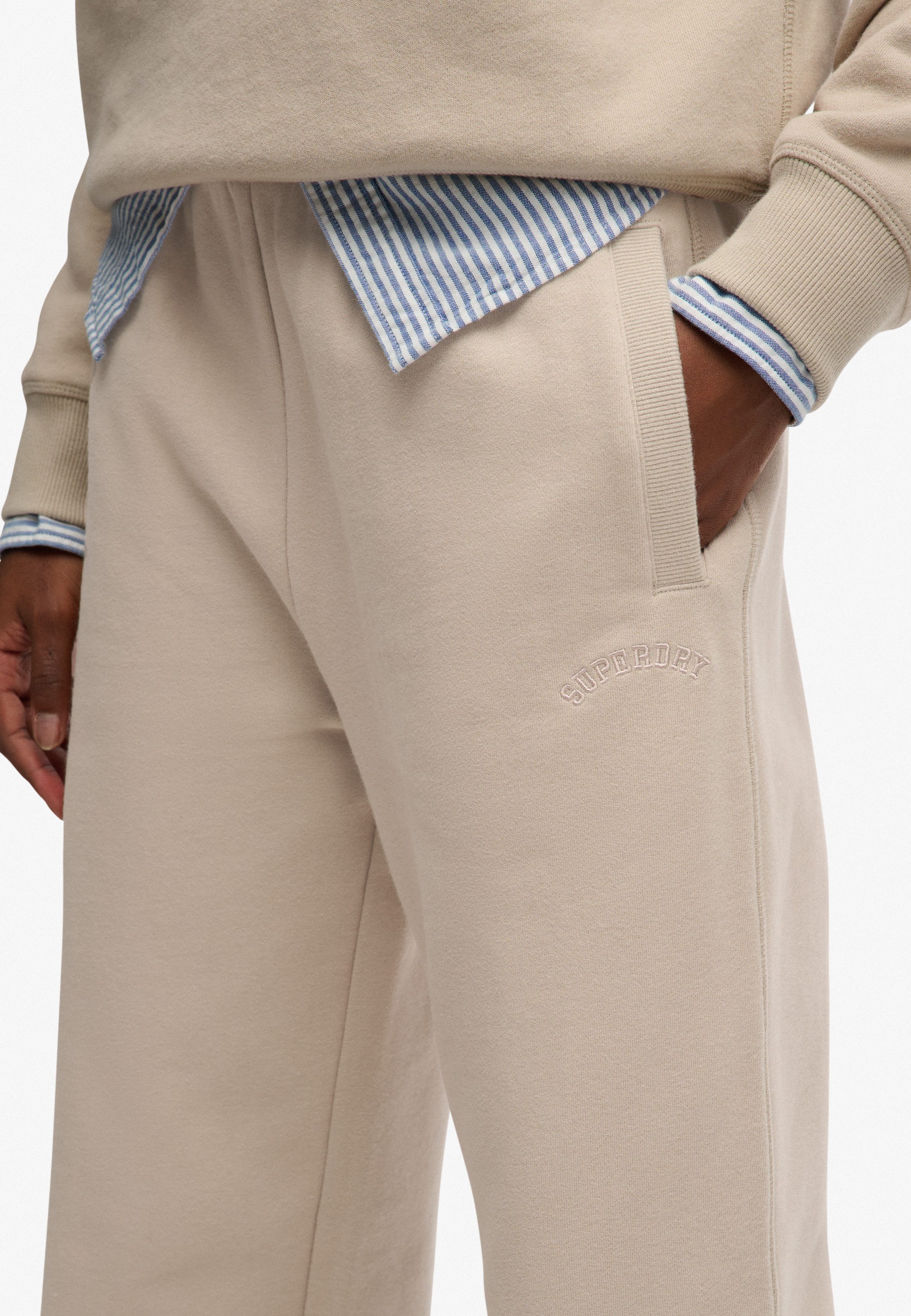 Superdry Sweathose Essential Logo Jogger Hb lockere Passform, aus Baumwolle, mit Kordel und Gummizug