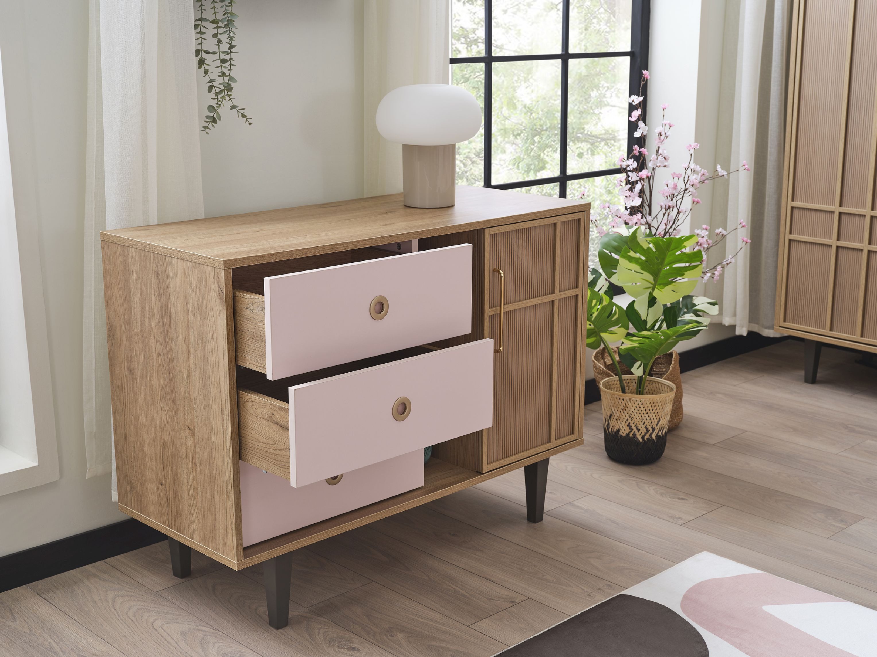 Möbel-Zeit Kommode ALICE – Romantisches Design – 3 Schubladen in Rosa & Tür in Holzoptik