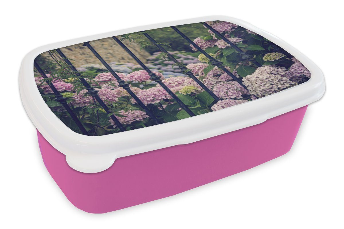 MuchoWow Brotbox Brotdose Kunststoff Kunststoff, hinter Mädchen, Lunchbox für Kinder, rosa Zaun, Hortensiensträucher Snackbox, Erwachsene, dem (2-tlg),