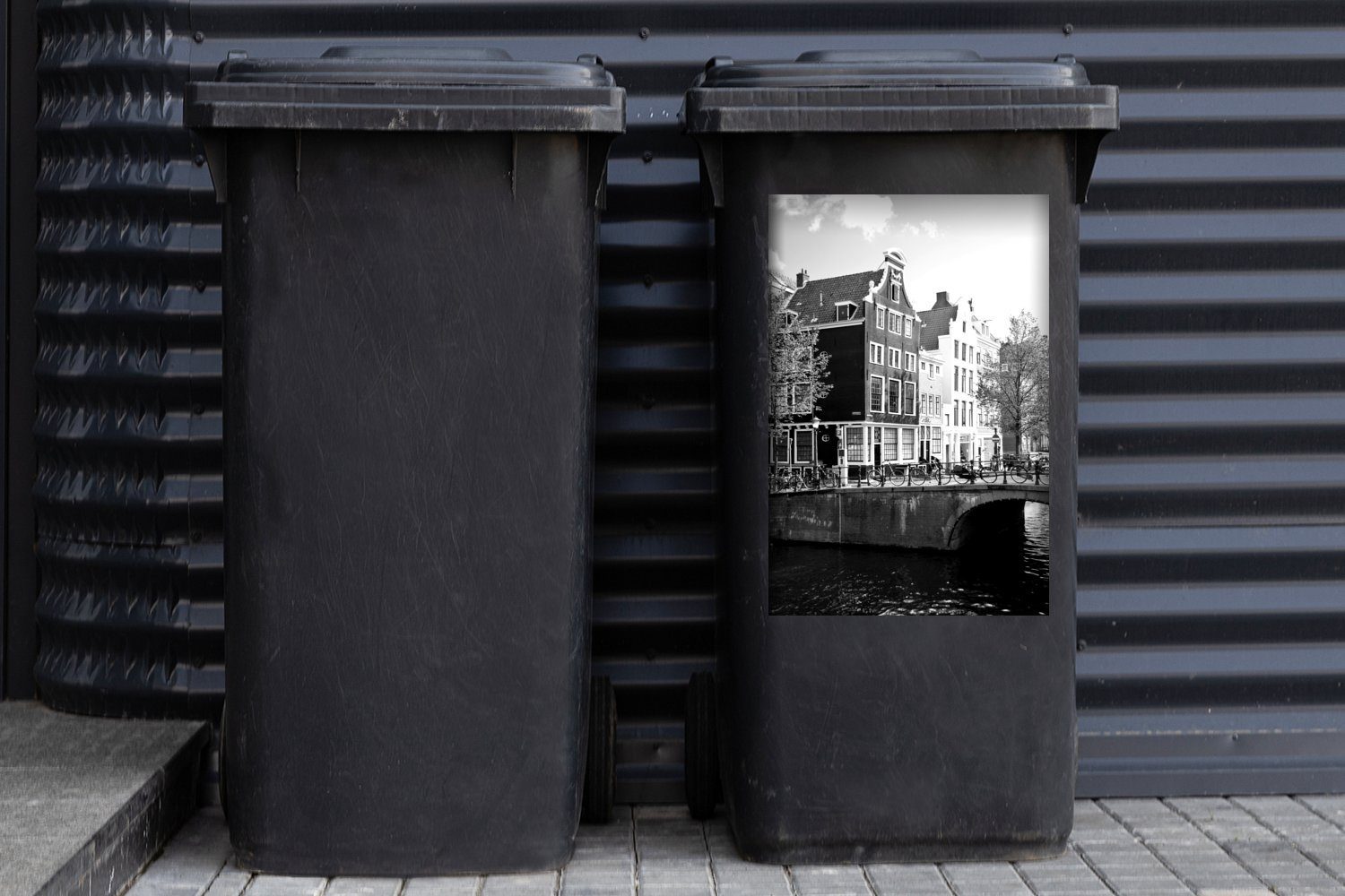 und Brücke Wandsticker Grachtenhäuser Abfalbehälter - neben MuchoWow (1 einer Mülltonne, in Mülleimer-aufkleber, weiß Sticker, Amsterdam St), Container, schwarz