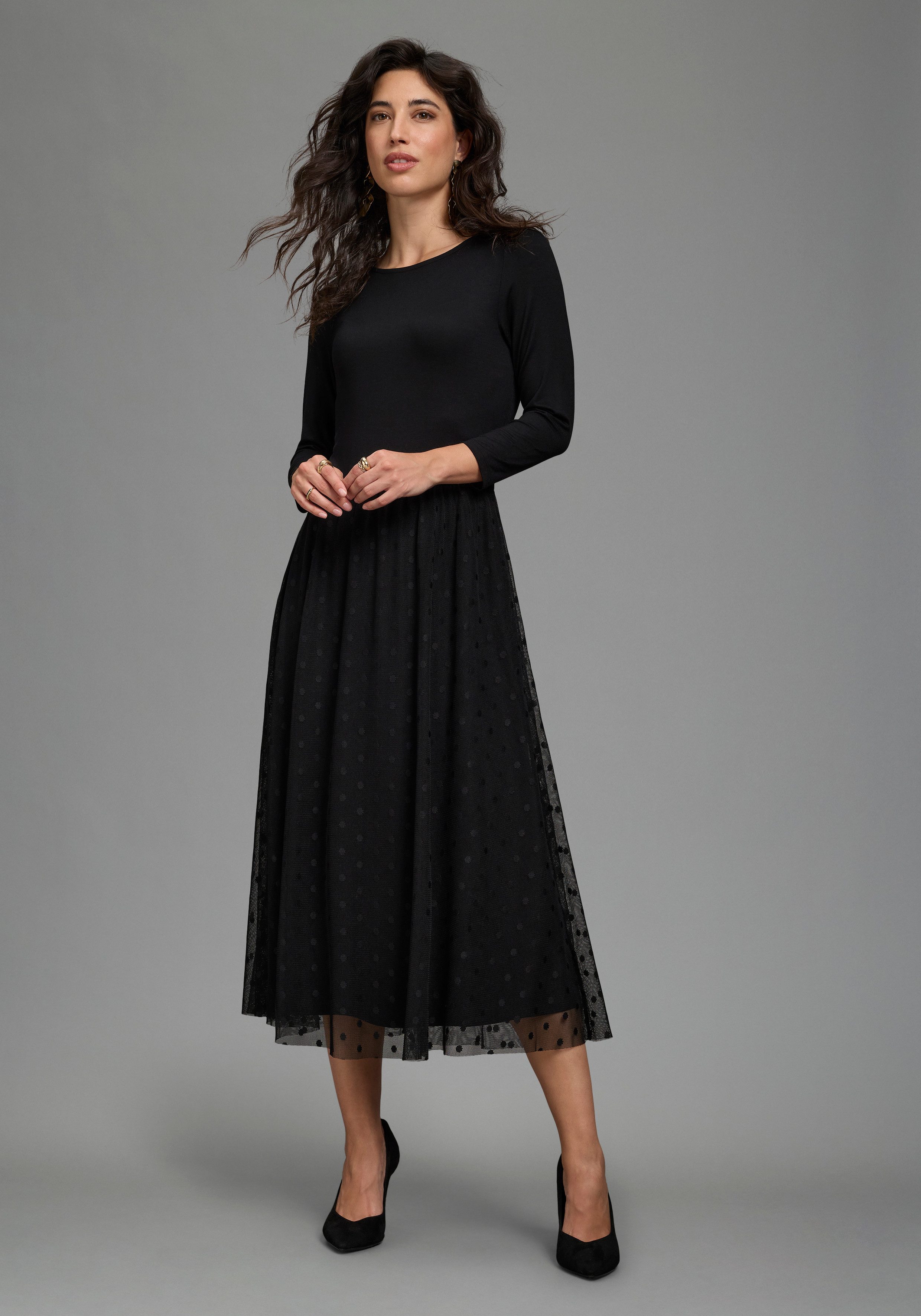 Laura Scott Midikleid Midikleid, figurbetonte Passform, 3/4-Ärmel, Rundhalsausschnitt. € 54,99, (€ 54,99 pro 1 Stk).