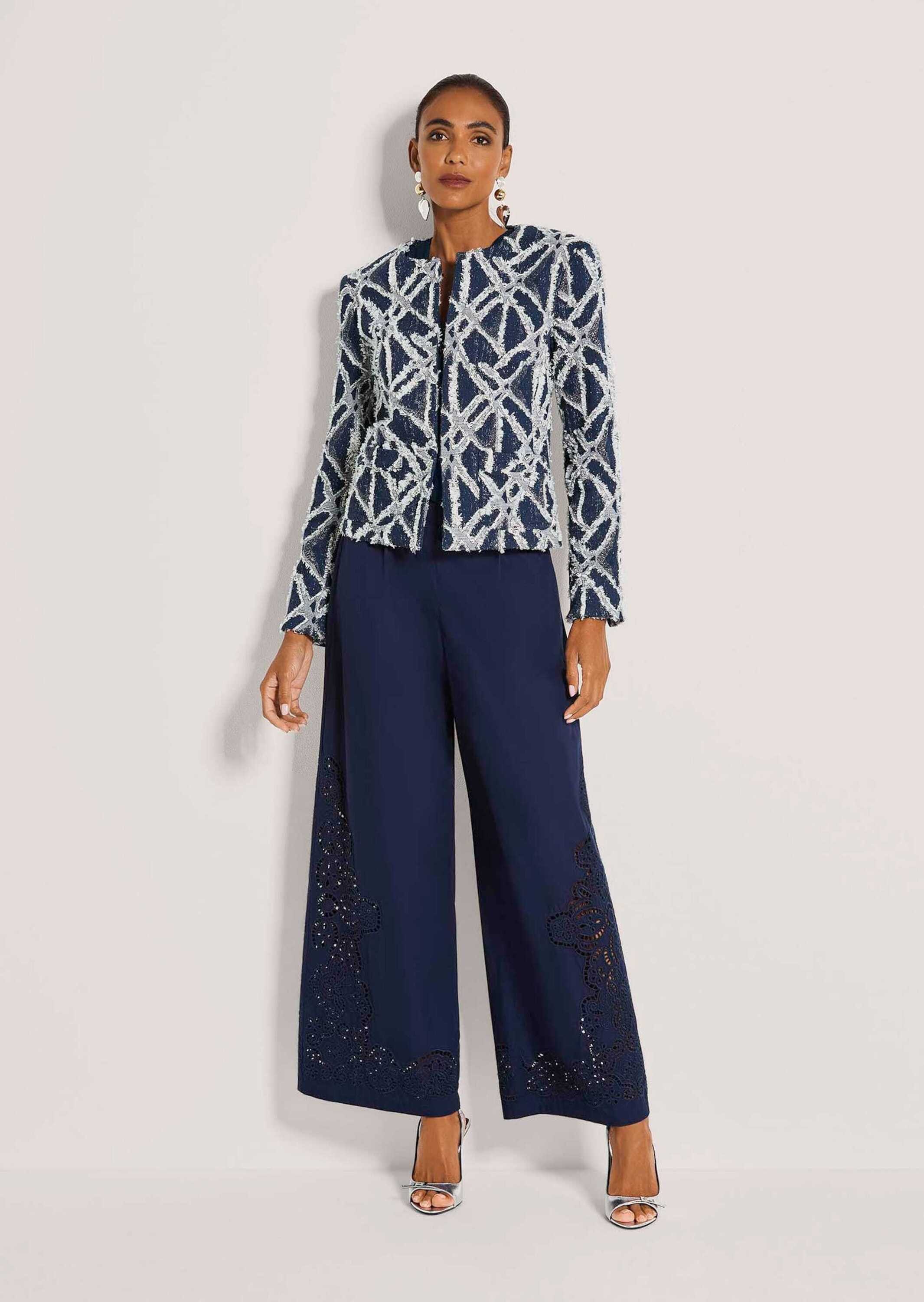 MADELEINE Kurzblazer Jacquardblazer mit Fransen Glanzblazer mit Rundhals, Hakenverschluss, Taschen und Langarm