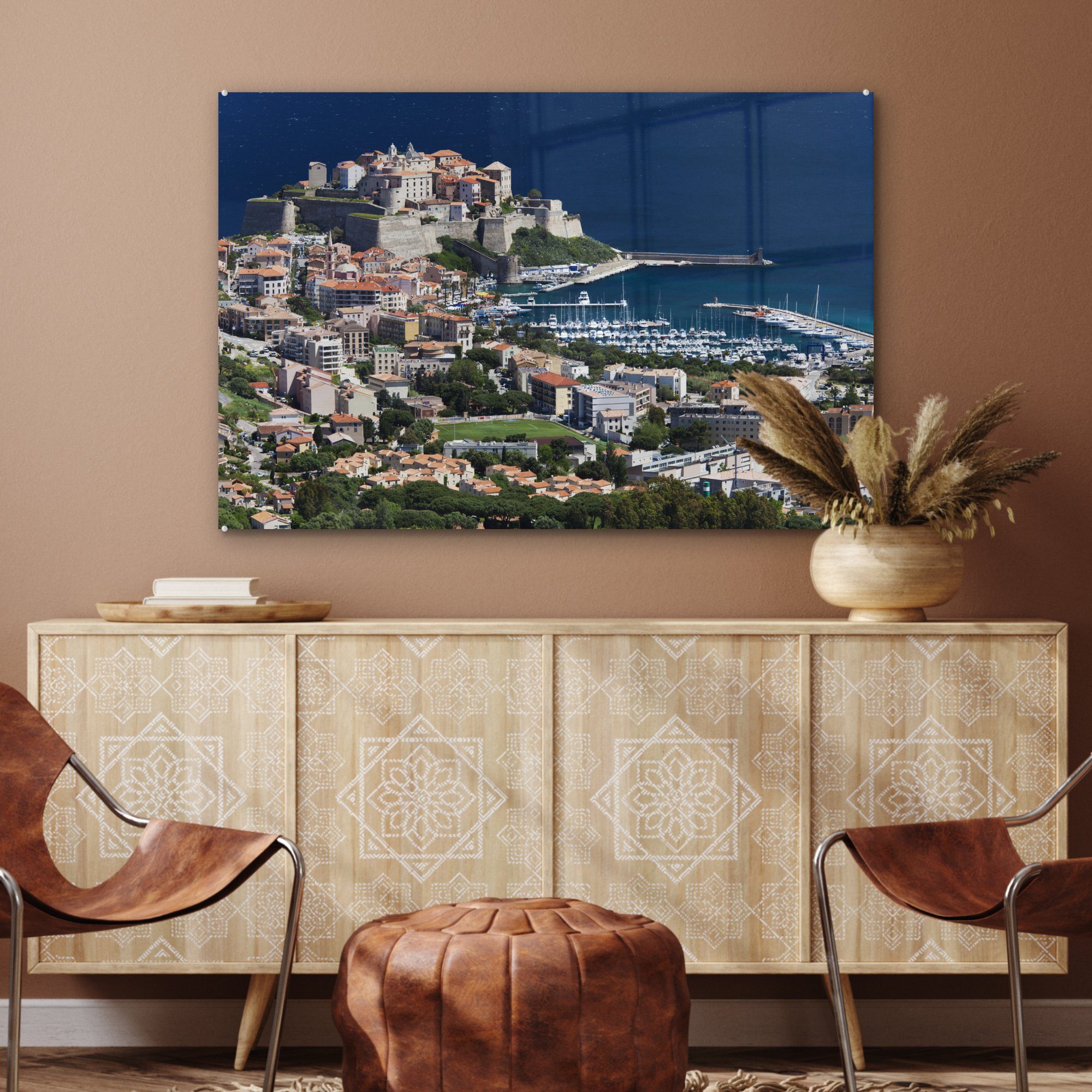 Wohnzimmer europäischen Schlafzimmer Korsika dem (1 auf & Kontinent, in Acrylglasbild Acrylglasbilder Dorf Meer MuchoWow St), am