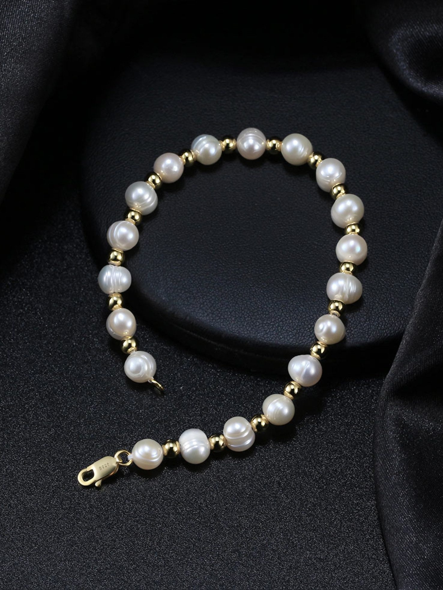 S&T Design Perlenarmband Damen 925 Silber vergoldet 20cm Unisex (Geschenkbox enthalten, Schmuck für Damen & Herren), Armband mit weißen Perlen 6mm & goldenen Kugeln 4mm