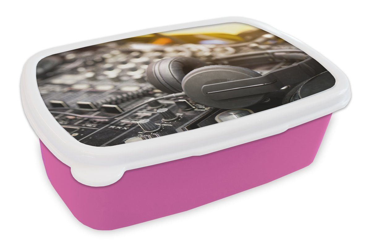 rosa einem Brotbox Lunchbox Kunststoff Graue Mischpult, Brotdose MuchoWow für Erwachsene, Kopfhörer Snackbox, Mädchen, Kinder, an Kunststoff, (2-tlg),