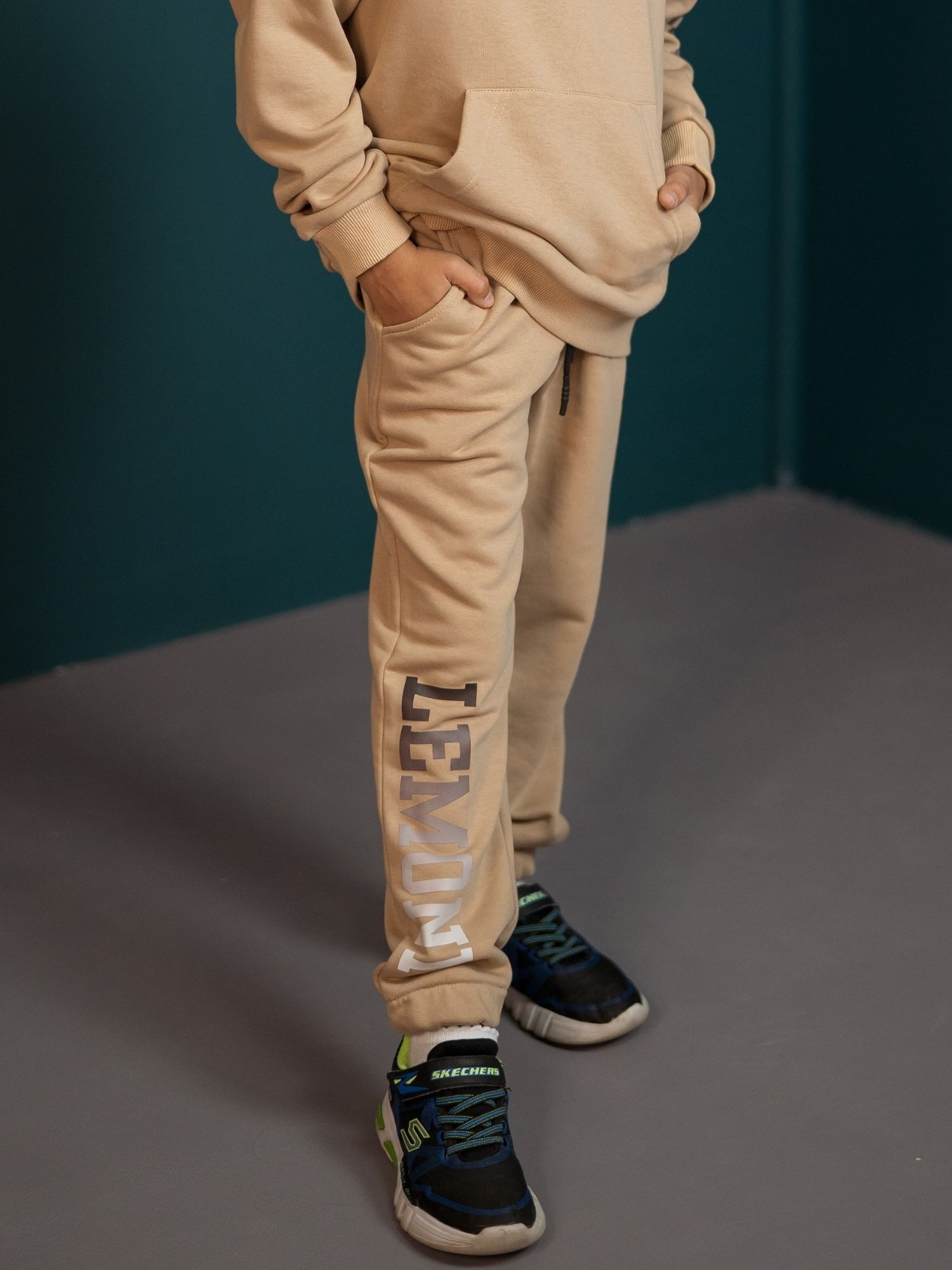 LEMONI Jogginghose Hose Unisex Lemoni mit Logoprint - beige Elastikbund mit Tunnelzug