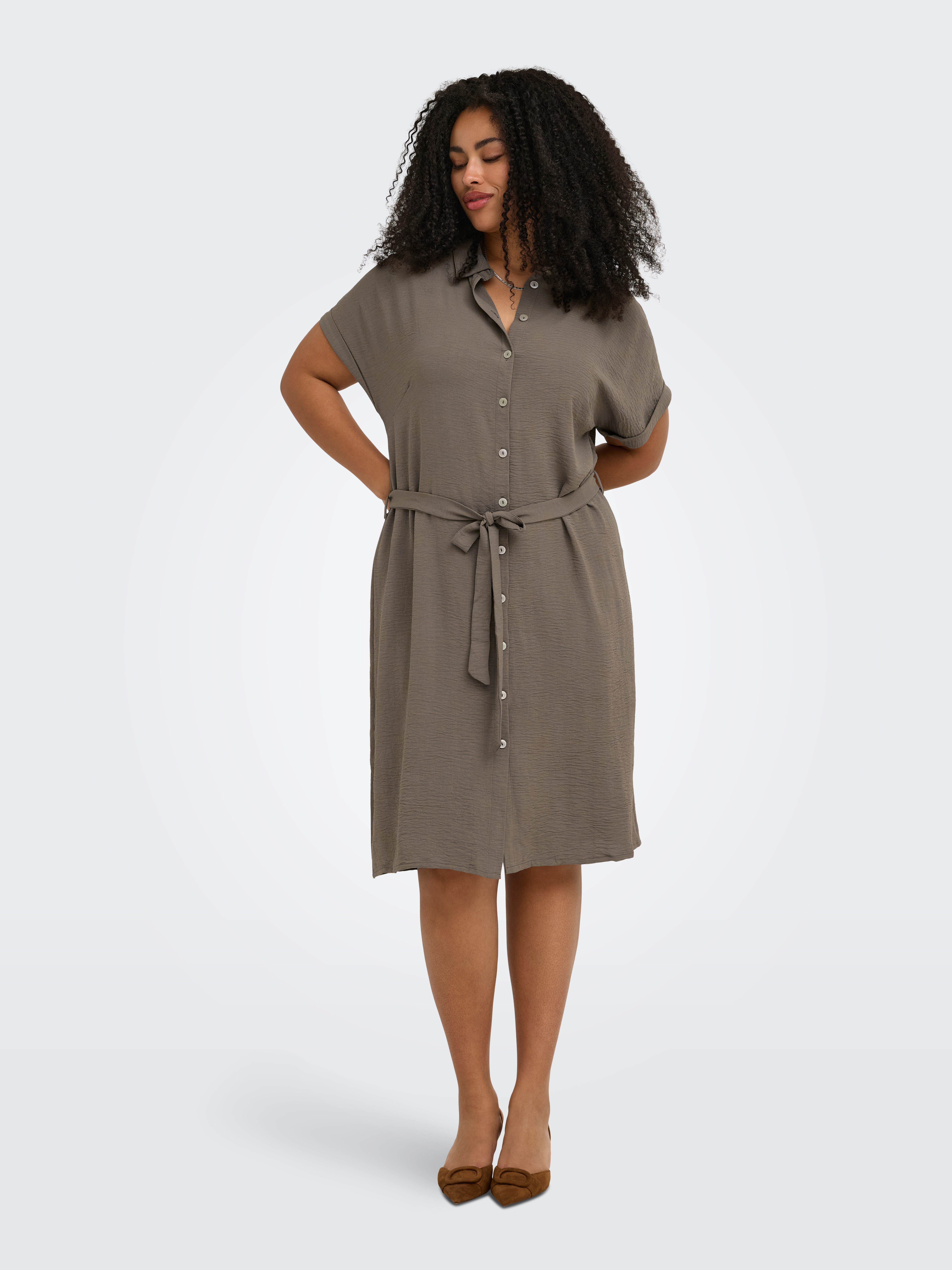 ONLY CARMAKOMA Hemdblusenkleid CARMETTA S/S V-NECK SH DRESS WVN NOOS Sommerkleid mit Kurzarm, Taillen-Bindegürtel, normaler Fit