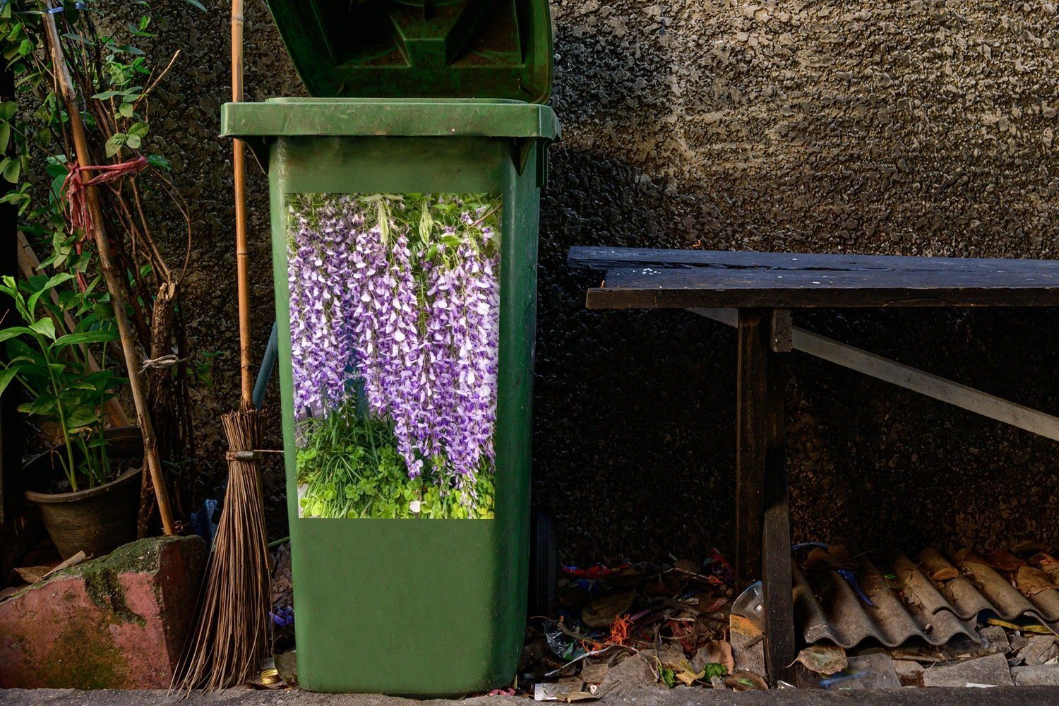 MuchoWow Wandsticker Blauer Regen Abfalbehälter natürlichen einer St), in Umgebung Mülltonne, (1 Sticker, Mülleimer-aufkleber, Container