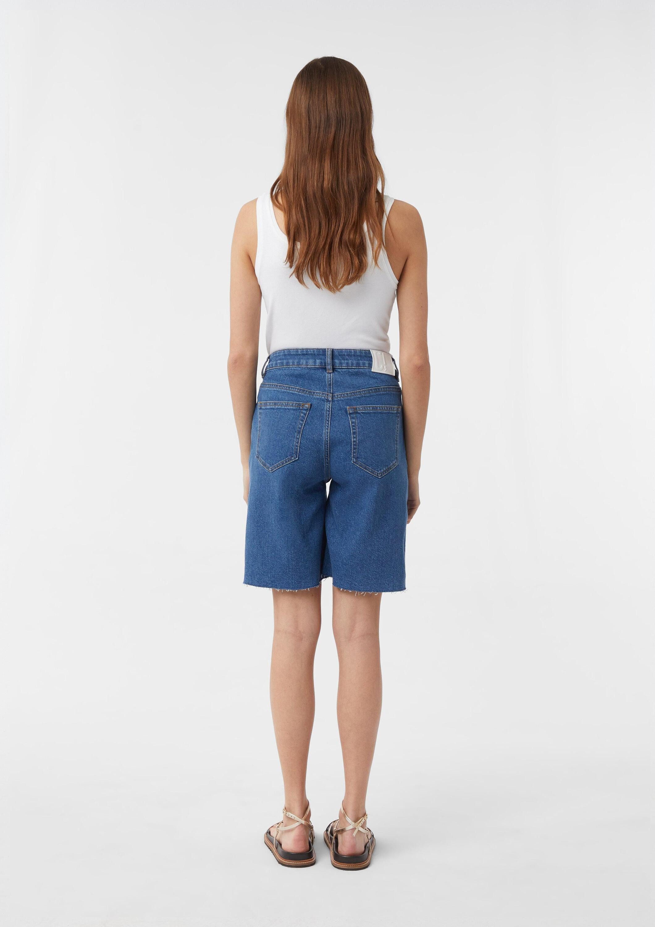 comma Jeansshorts Jeans-Hose Bermuda-Jeans mit High Rise und offenem Saum