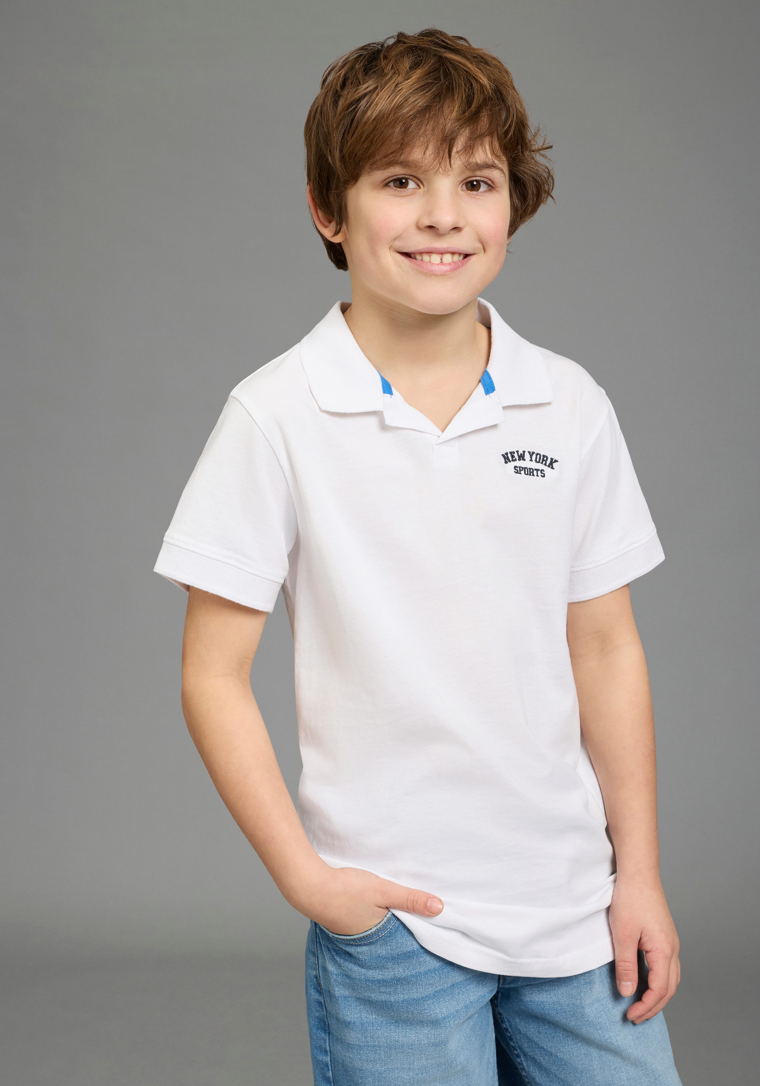 KIDSWORLD Poloshirt 2er Pack Shirts mit Polokragen (Packung, 2-tlg., 2) für Jungen, mit V-Ausschnitt, Kurzarm, mit bestickten Applikationen. € 26,99, (€ 13,50 pro 1 Stk).