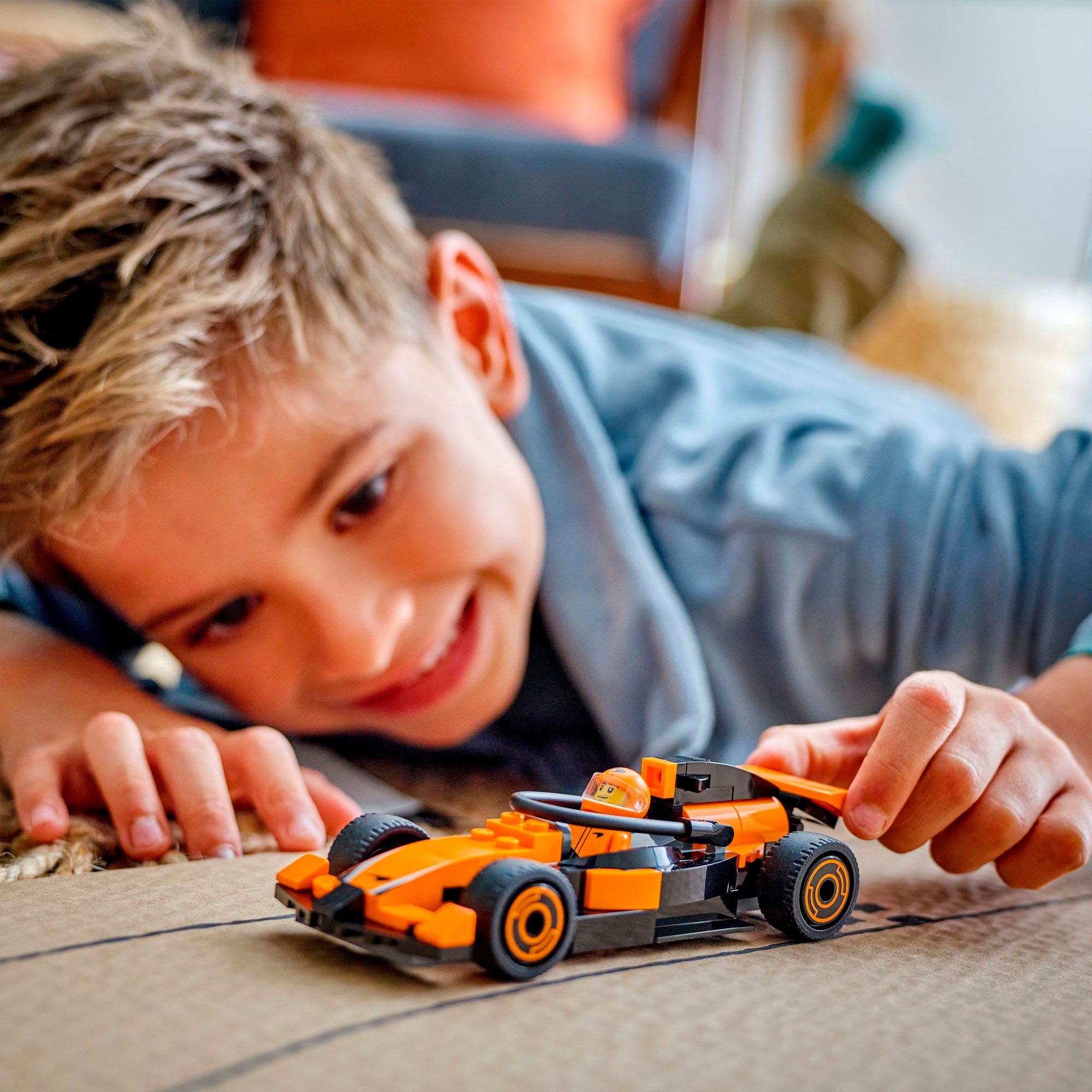 LEGO® F1® Rennfahrer mit McLaren Rennauto günstig online kaufen