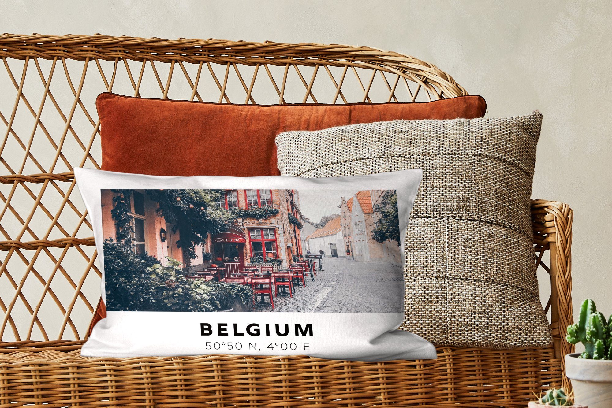 MuchoWow Dekokissen Terrasse - mit Schlafzimmer Zierkissen, - Belgien Dekoration, Wohzimmer Café, Dekokissen Füllung, - Rot