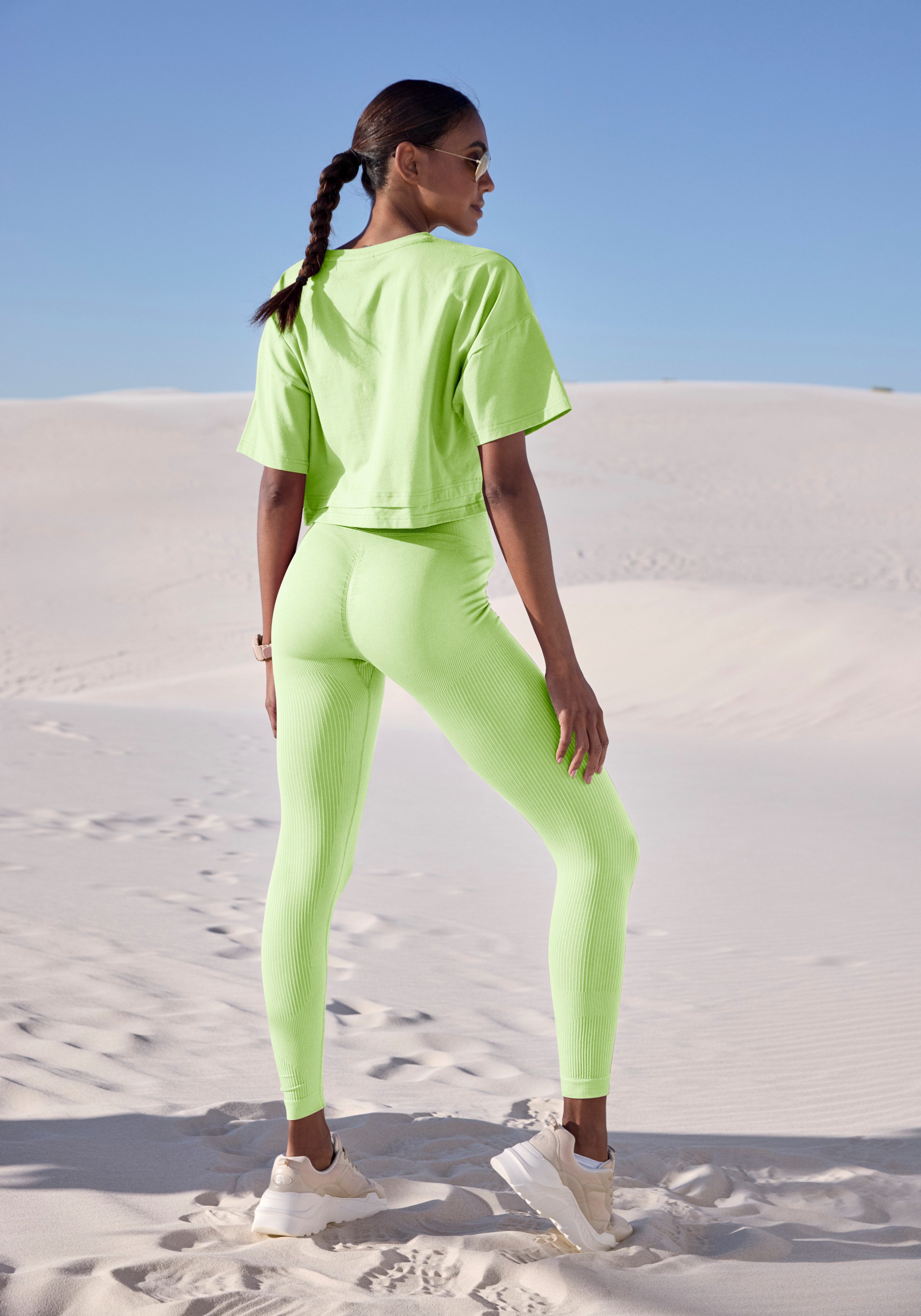 LASCANA Kurzarmshirt T-Shirt, weite Form mit Lagen-Look – Bild 3 von 5