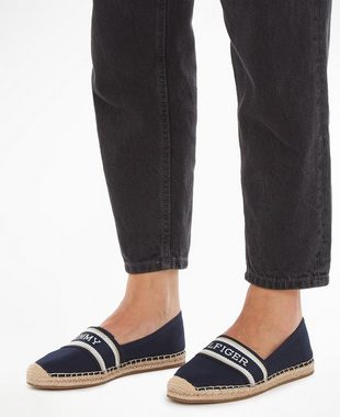 Tommy Hilfiger MONO WEBBING FLAT ESPADRILLE Espadrille Sommerschuh, Strandschuh, Slipper hat eine schmale Form