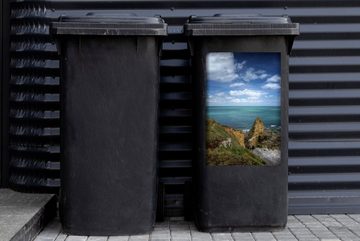 MuchoWow Wandsticker Blick auf das Meer von den Felsen von Pointe Du Hoc in der Nähe von (1 St), Mülleimer-aufkleber, Mülltonne, Sticker, Container, Abfalbehälter