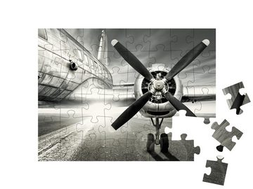 puzzleYOU Puzzle altes Flugzeug auf einer Landebahn, 48 Puzzleteile, puzzleYOU-Kollektionen Flugzeuge