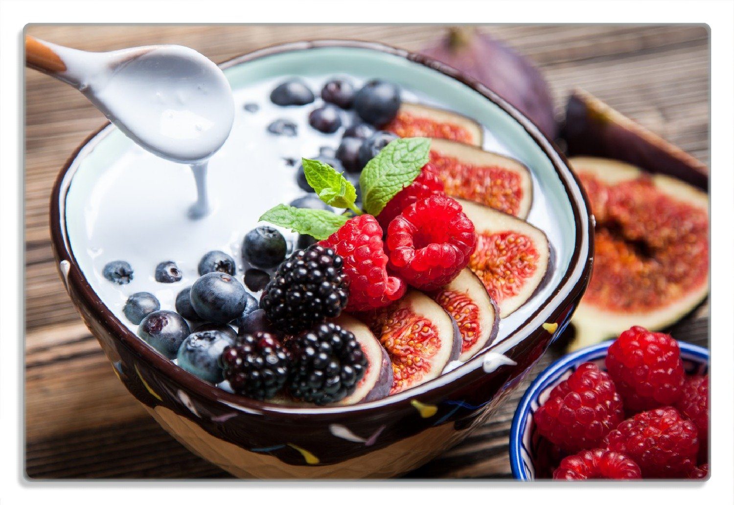 Wallario Frühstücksbrett Joghurt mit frischen Früchten, (inkl. rutschfester Gummifüße 4mm, 1-St), 20x30cm