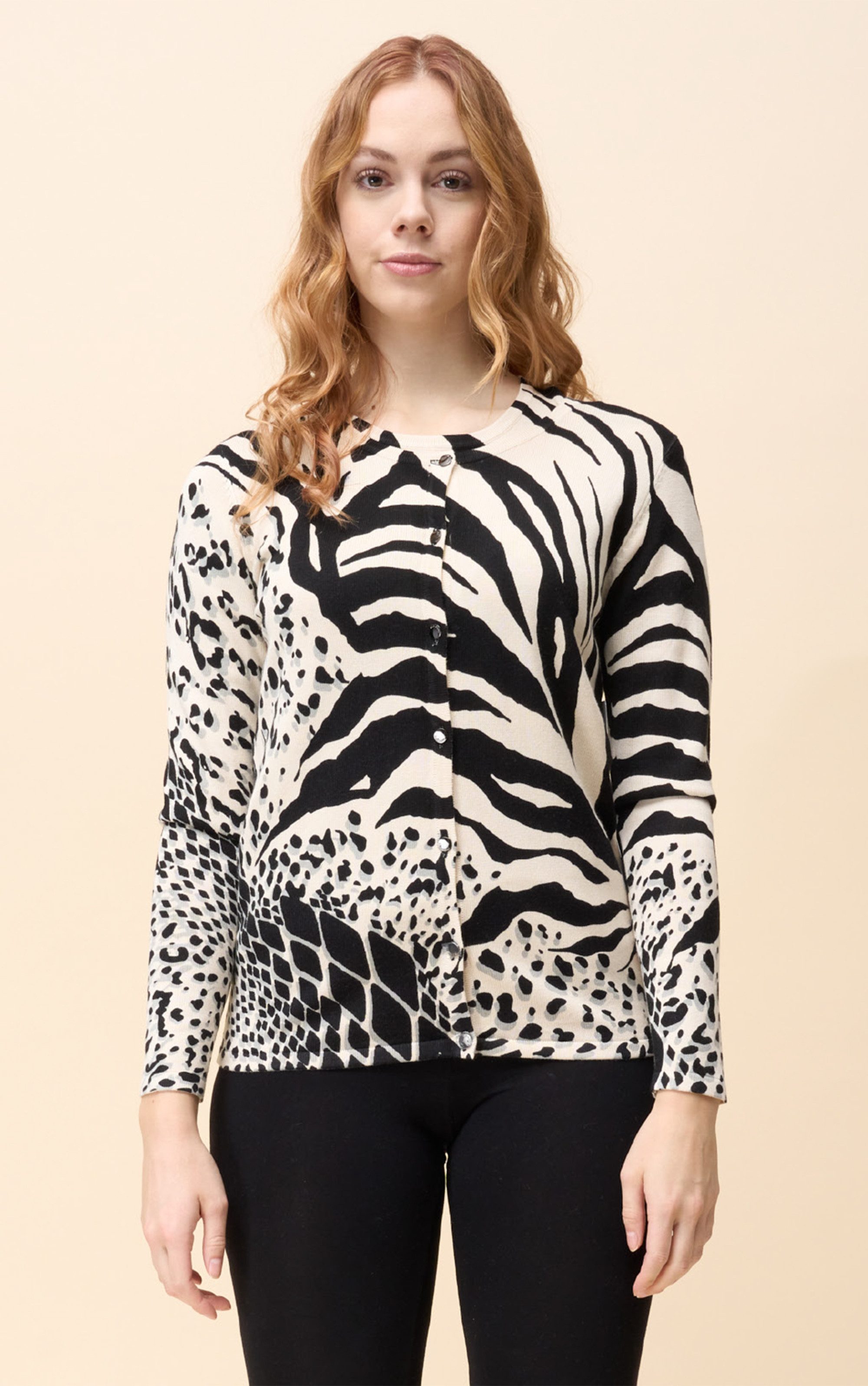 Cardigan Twinset im grafischen Animalprint