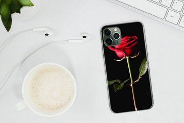 MuchoWow Handyhülle Eine rote Rose auf schwarzem Hintergrund, Handyhülle Apple iPhone 11 Pro Max, Smartphone-Bumper, Print, Handy