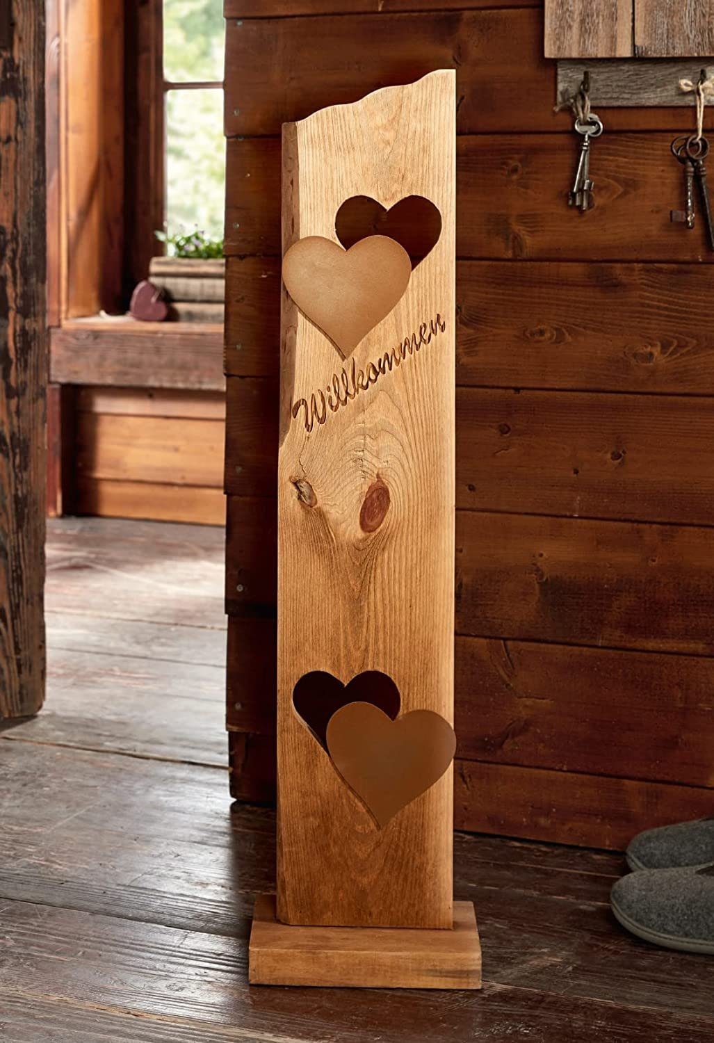 Dekoleidenschaft Dekosäule "Willkommen" aus Holz 80 cm hoch mit 2 Herzen aus Metall in Rost Optik, Holzsäule | Blumenhocker