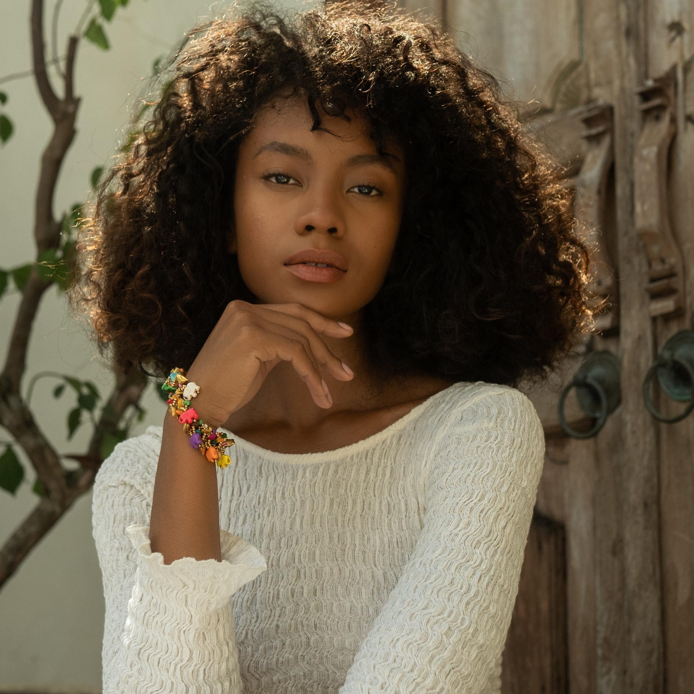 Made by Nami Perlenarmband Boho Damen mit Türkisen Perlen und weißen Steinen Hippie Accessoires, Geschenke für Frauen 16 + 4 cm Länge