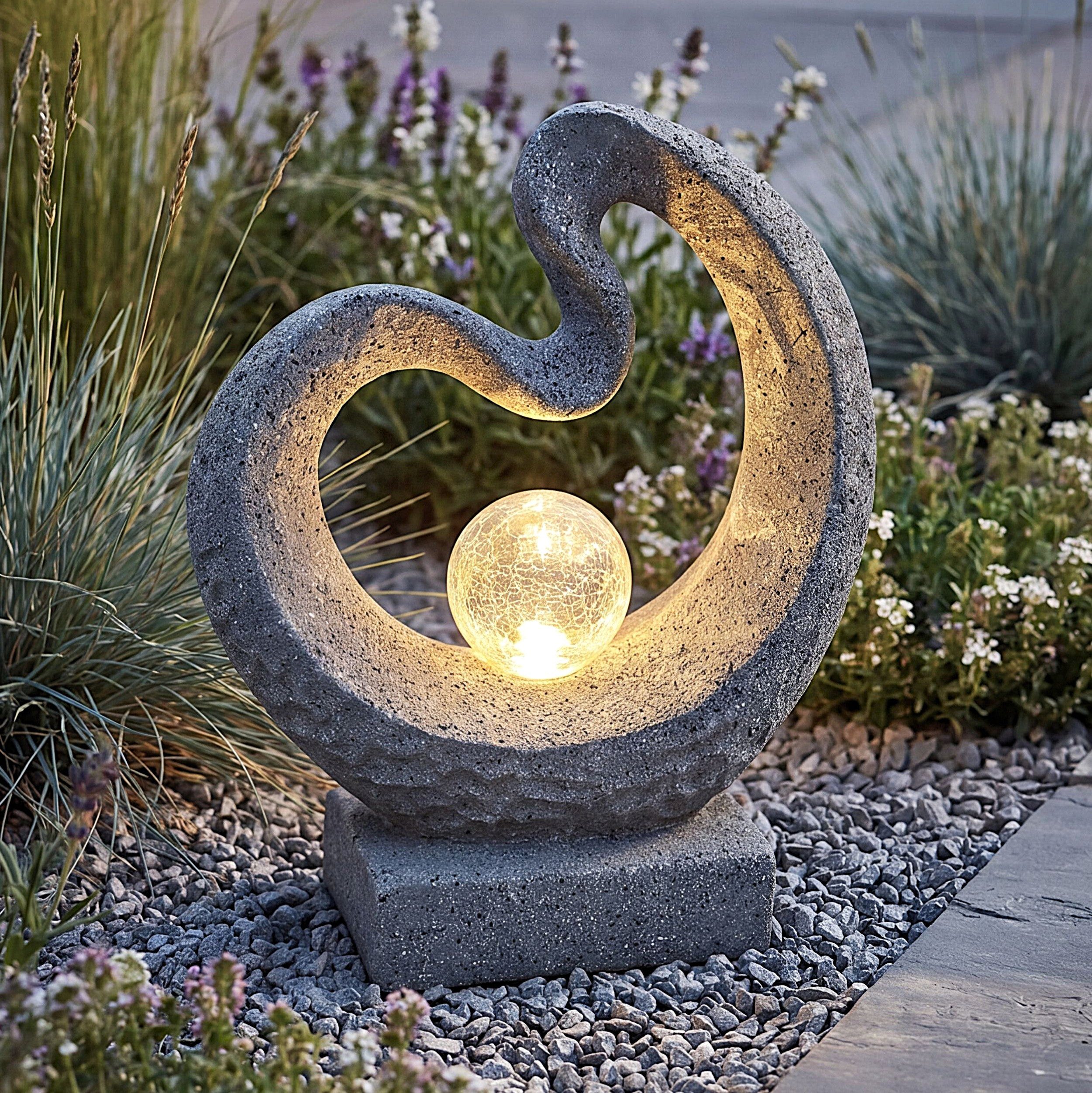 Arnusa LED Solarleuchte Gartenfigur mit Glaskugel Granit-Optik 33,5 x 39 cm, Dämmerungssensor, LED fest integriert, warmweiß, moderne Skulptur