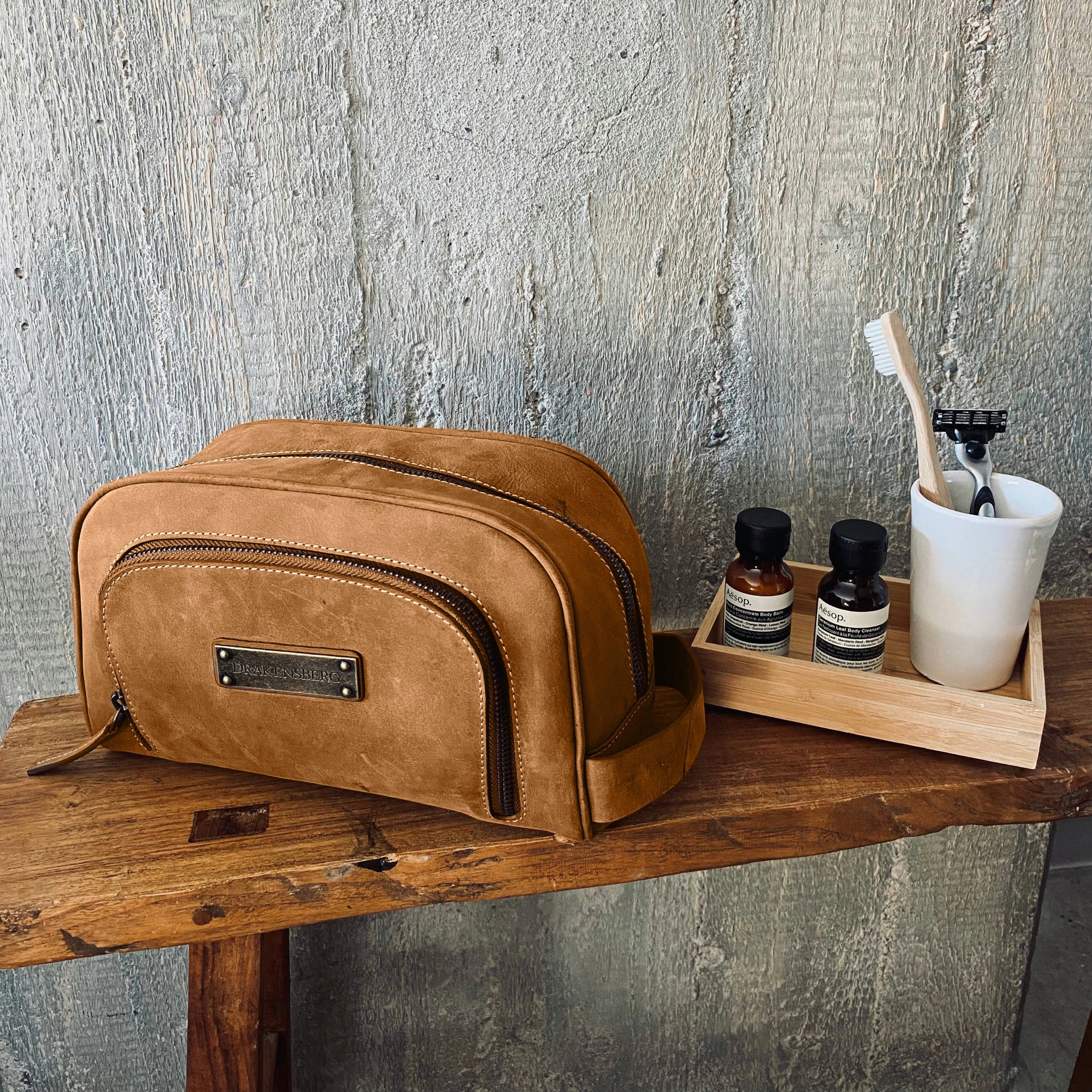 DRAKENSBERG Kulturbeutel »Ben« Cognac-Braun, Elegante Kulturtasche aus Büffelleder für Damen und Herren, Vintage