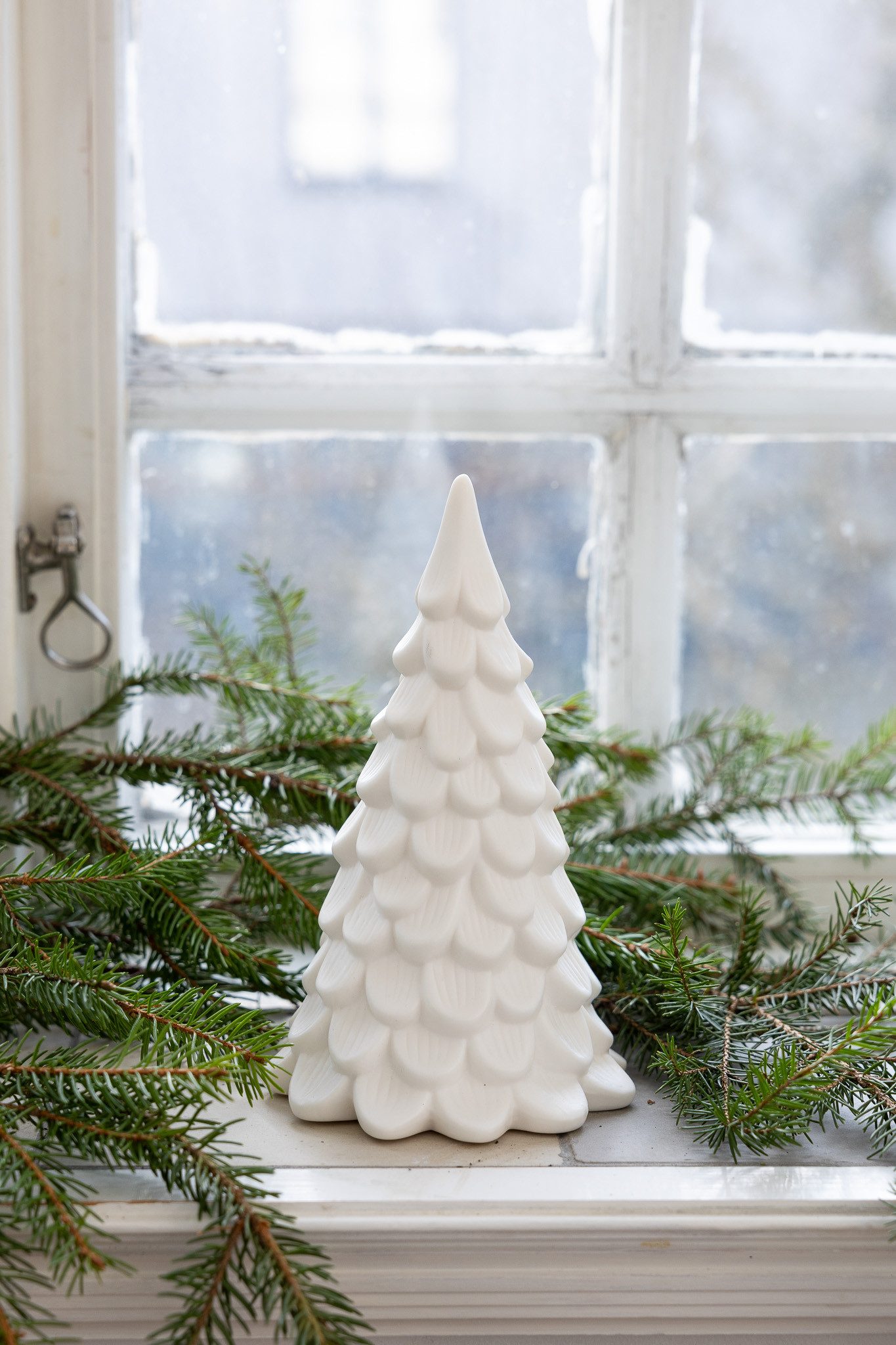 Storefactory Scandinavia Dekoobjekt Tannenbaum NORRSKOG L weiß, 11x11x18cm