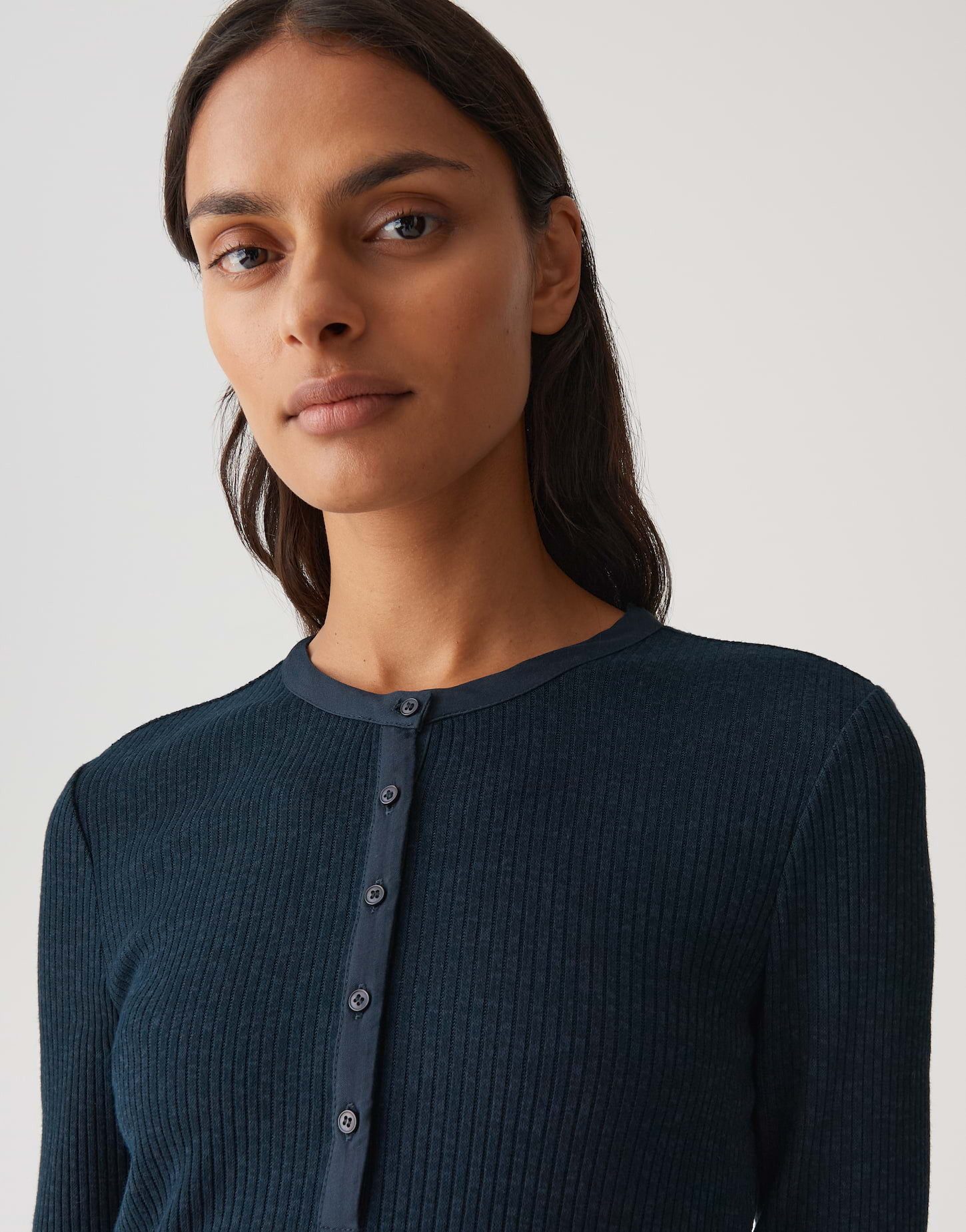 OPUS Longsleeve SIMOLU mit feiner Rippstruktur Henley Ausschnitt, figurbetonte Passform, kurze Knopfleiste