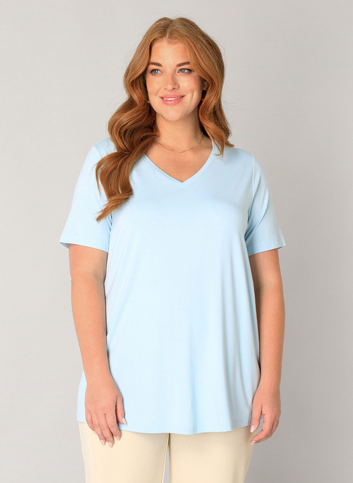 Base Level Curvy T-Shirt Alba mit V-Ausschnitt