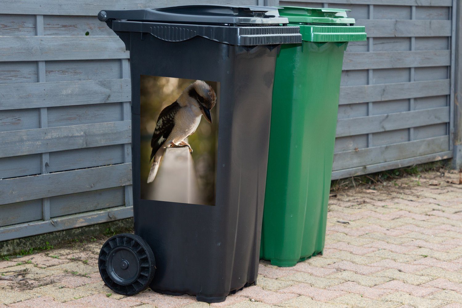 Kookaburra auf einem (1 sitzt Container, Geländer Ein Abfalbehälter St), Mülltonne, MuchoWow Mülleimer-aufkleber, Wandsticker Sticker,