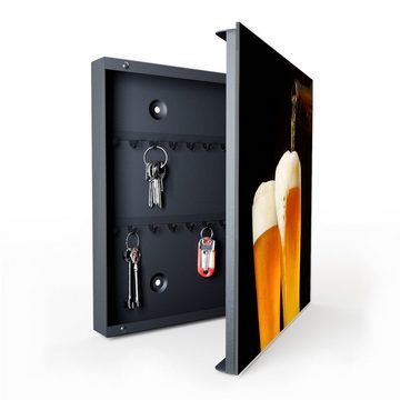 Primedeco Schlüsselkasten Magnetpinnwand mit Glasfront Bier wird eingeschenkt (1 St)