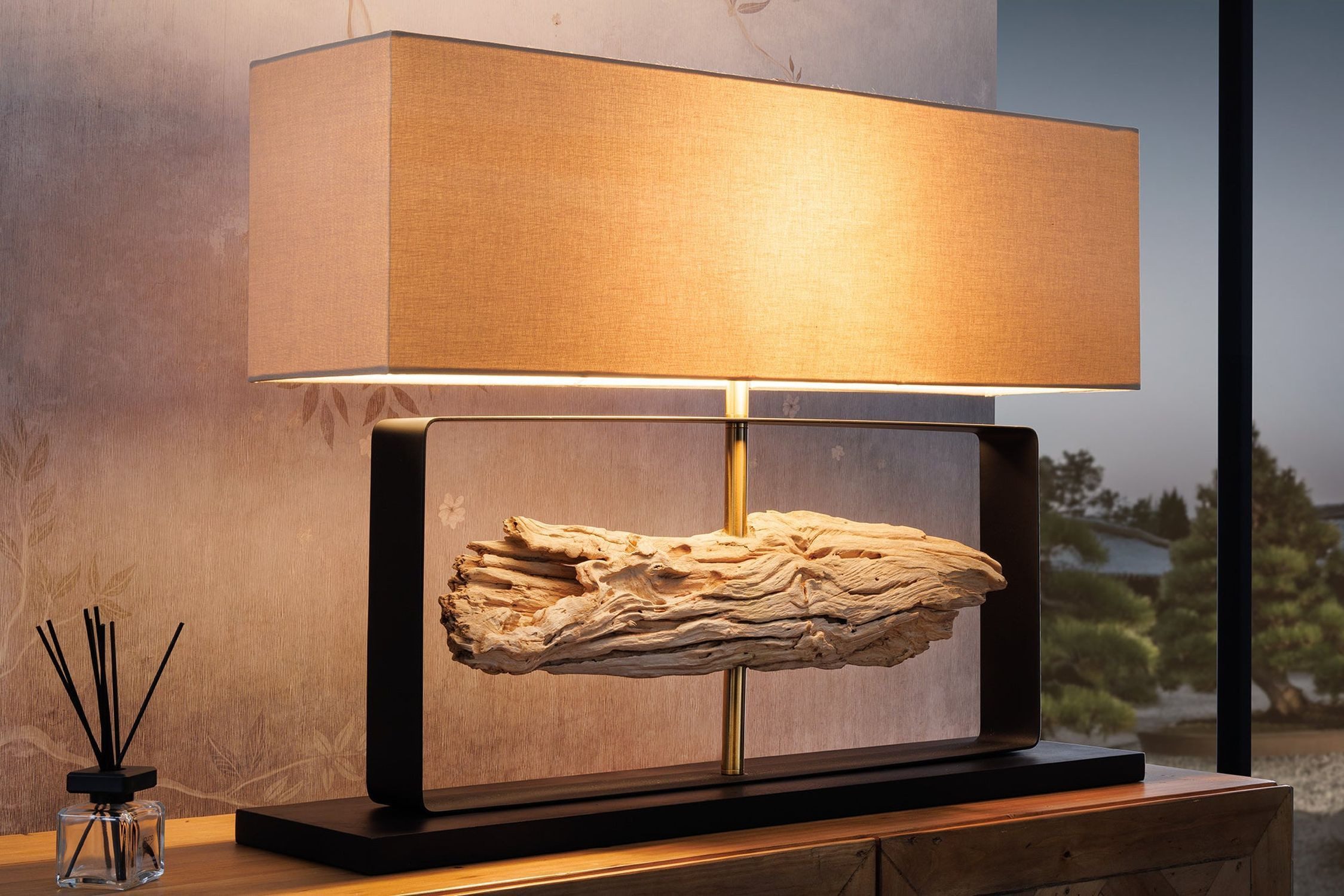 Licht-Erlebnisse Nachttischlampe NIASSO, ohne Leuchtmittel, Stoff Teakholz 80 cm breit in Schwarz Beige Gold eckig E27 Unikat