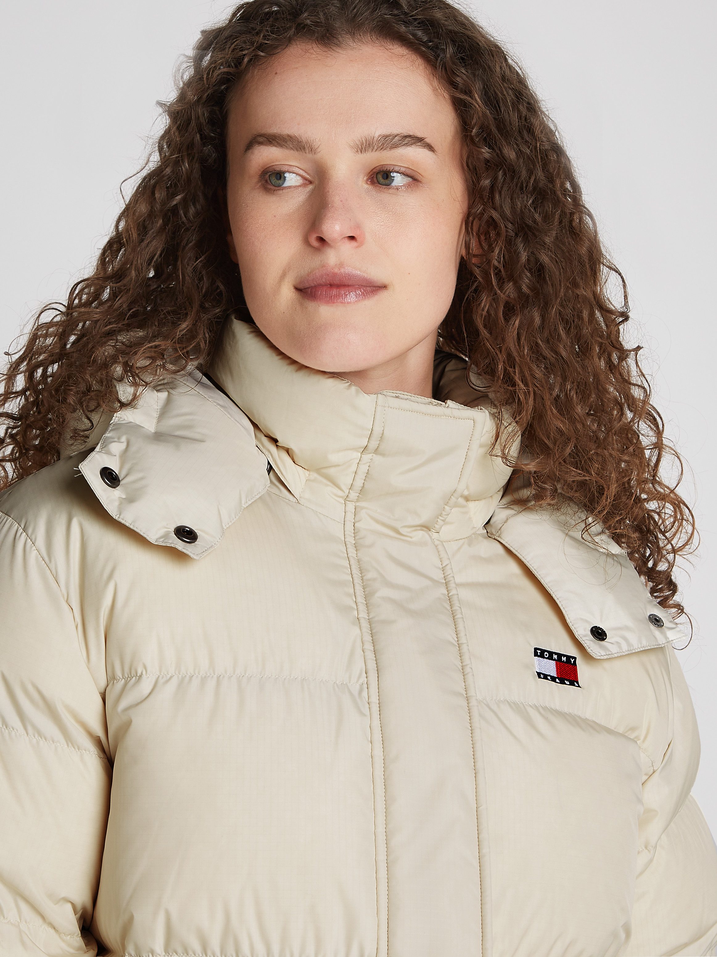 Tommy Jeans Steppmantel "TJW ALASKA LONG PUFFER EXT" mit Logostickerei günstig online kaufen