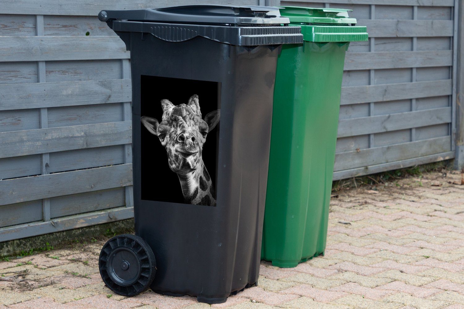 (1 Sticker, Schwarz Tier - MuchoWow Mülleimer-aufkleber, - Giraffe Wandsticker Abfalbehälter Container, Weiß - St), Mülltonne,