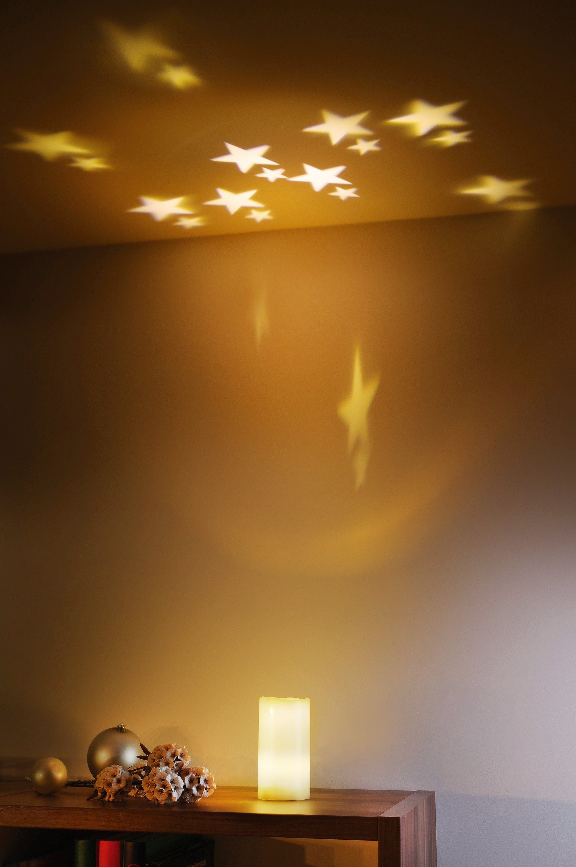 Dekoleidenschaft Projektionslampe LED Kerze mit Sternenhimmel Projektor, Dekoleuchte mit Fernbedienung, LED fest integriert, Lichteffekt drehende Sterne, Wachskerze mit Deckenprojektor Leuchtdeko