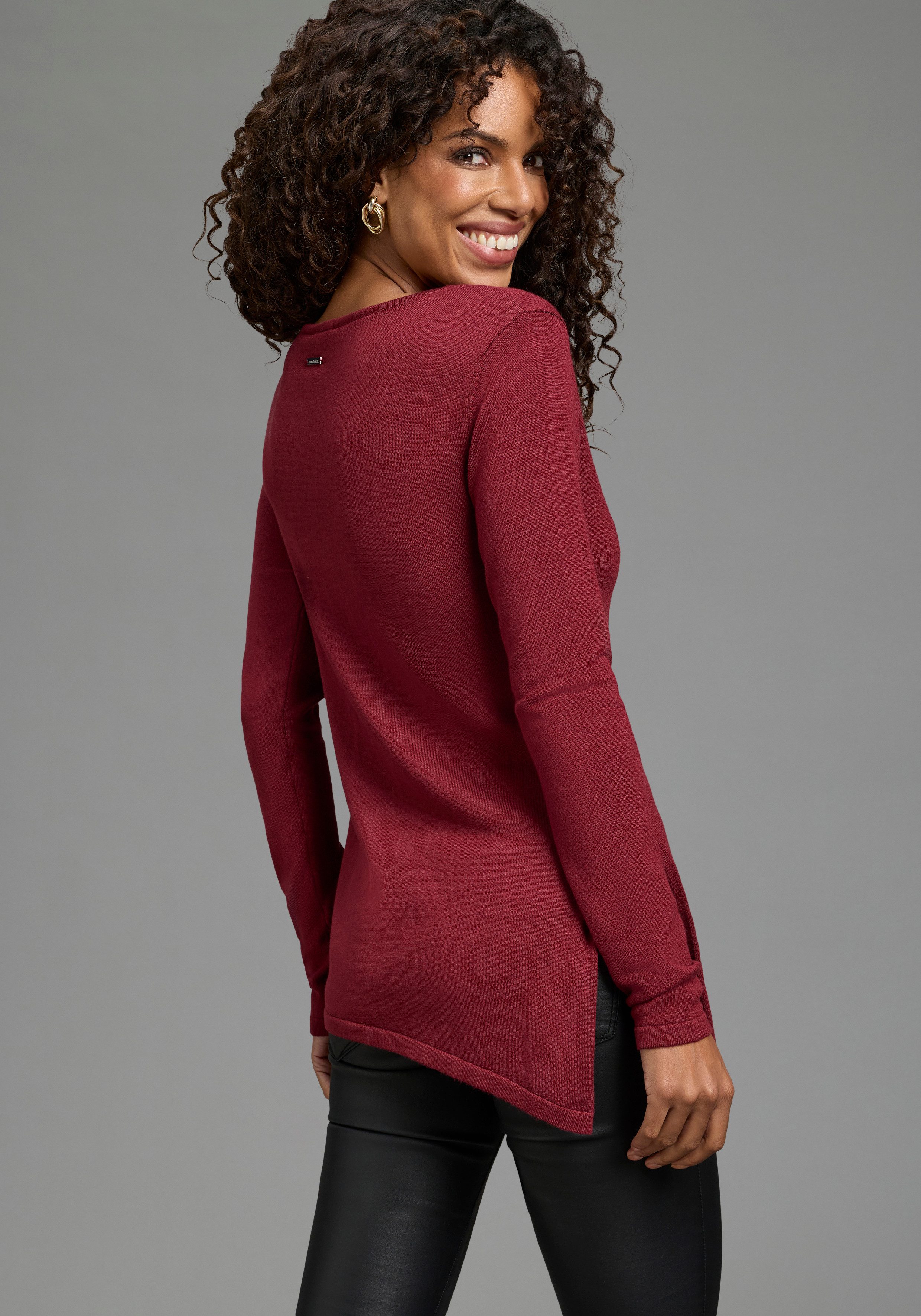 Bruno Banani Strickpullover mit asymmetrischem Saum und seitlichem Schlitz Rundhalsausschnitt, hüftbedeckende Länge, figurbetonte Passform