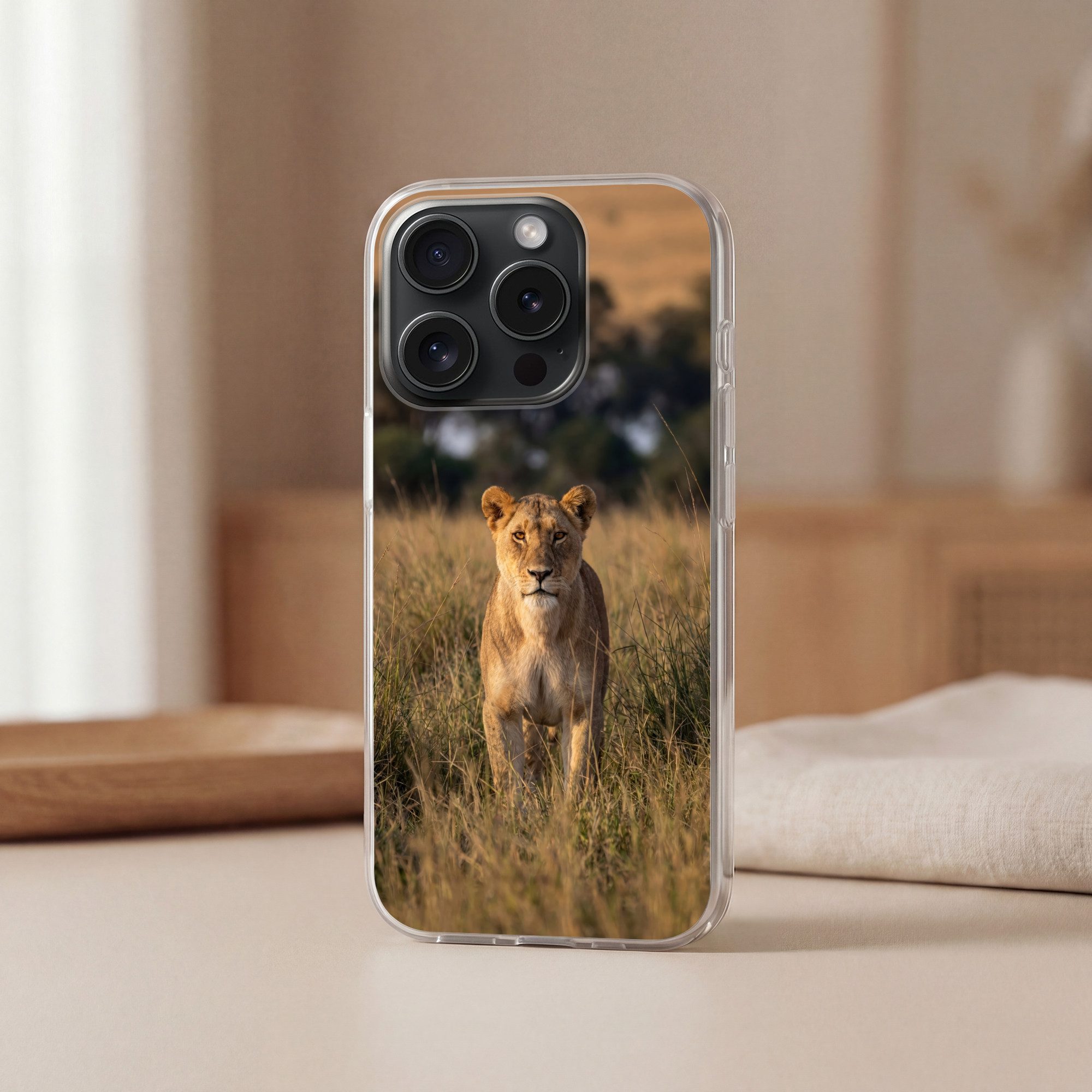 MuchoWow Handyhülle für Apple iPhone 15 Pro Löwin - Gras - Gelb, Smartphone-Bumper, Print, Handy Schutzhülle Dünn