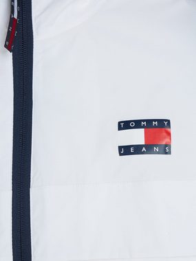 Tommy Jeans Windbreaker TJM PCKABLE TECH CHICAGO ZIPTHRU mit Logo auf der Brust