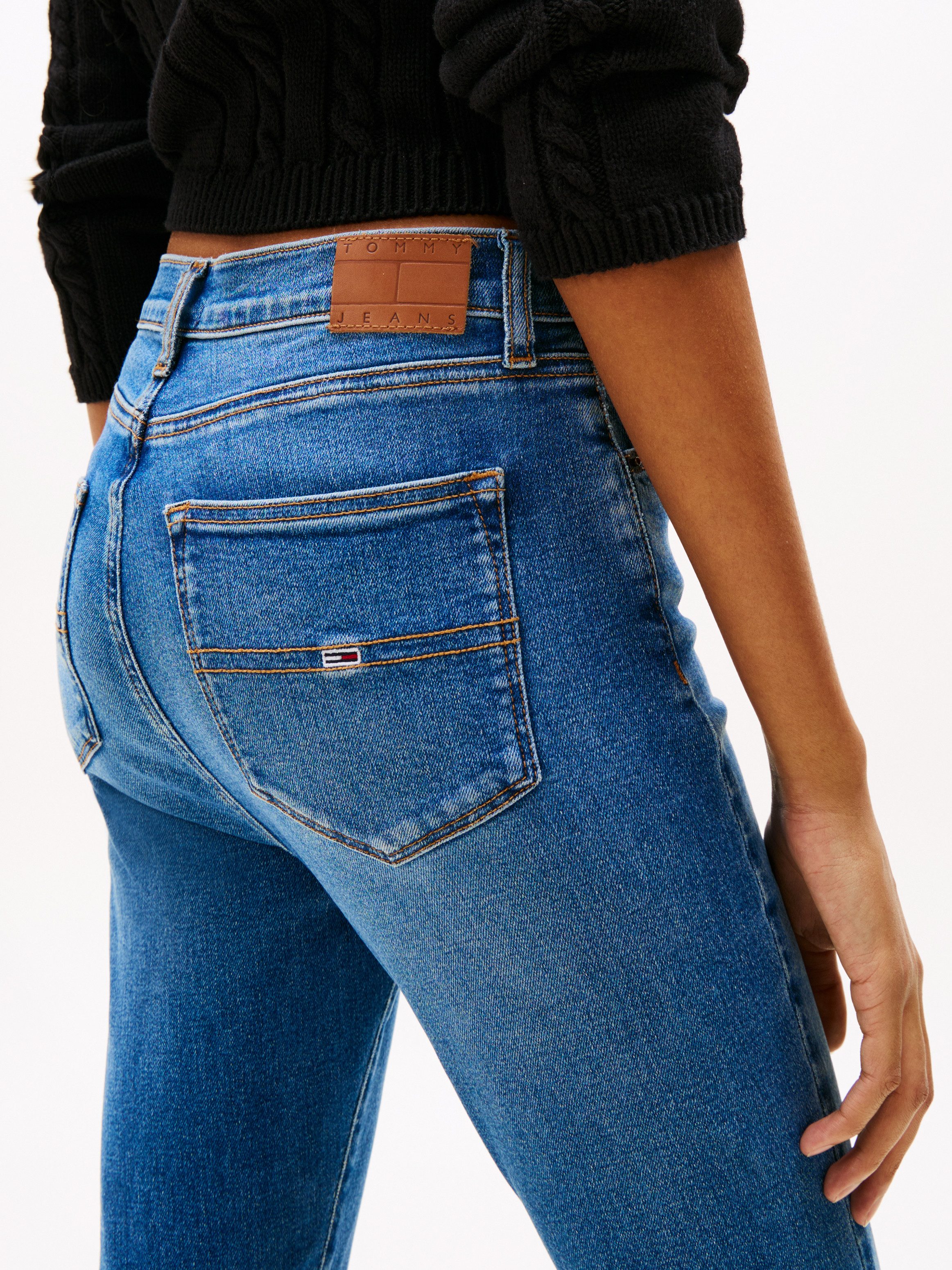 Tommy Jeans Bootcut-Jeans SYLVIA HGH FLR Weite Beinform und Logo Stickerei günstig online kaufen