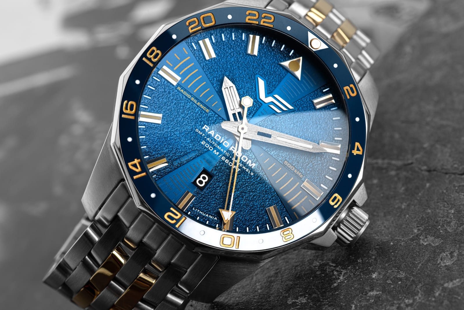 Vostok Europe Automatikuhr Herrenuhr 224A793 Radio Room 2026 GMT Edelstahl 46 mm