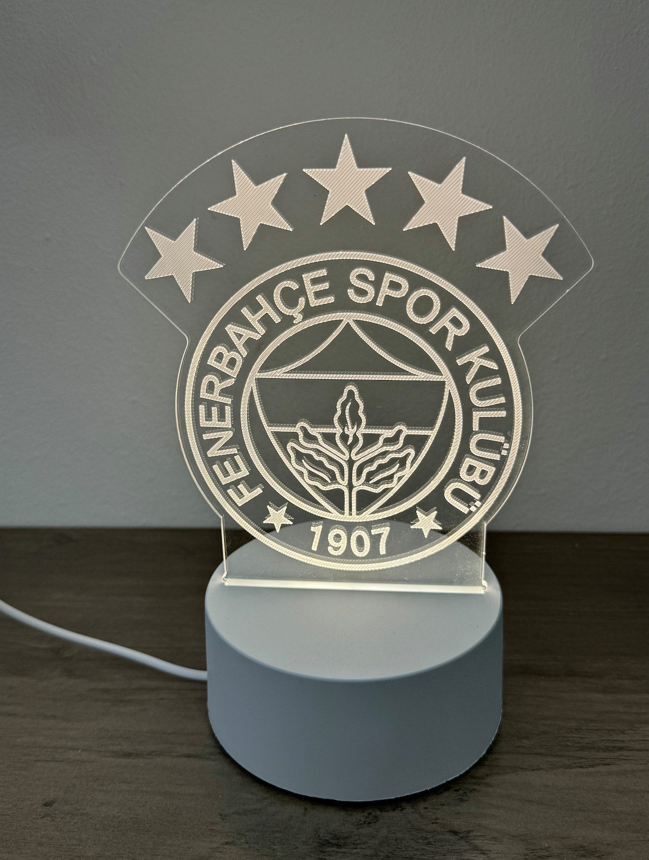 Stelby LED Nachtlicht Fenerbahce 3D-LED-Lampe – Warmweiße Acryl-Nachtleuchte, LED fest integriert, Fußball Fanartikel Tischlampe mit 5 Sternen, USB-Kabel & Geschenkbox