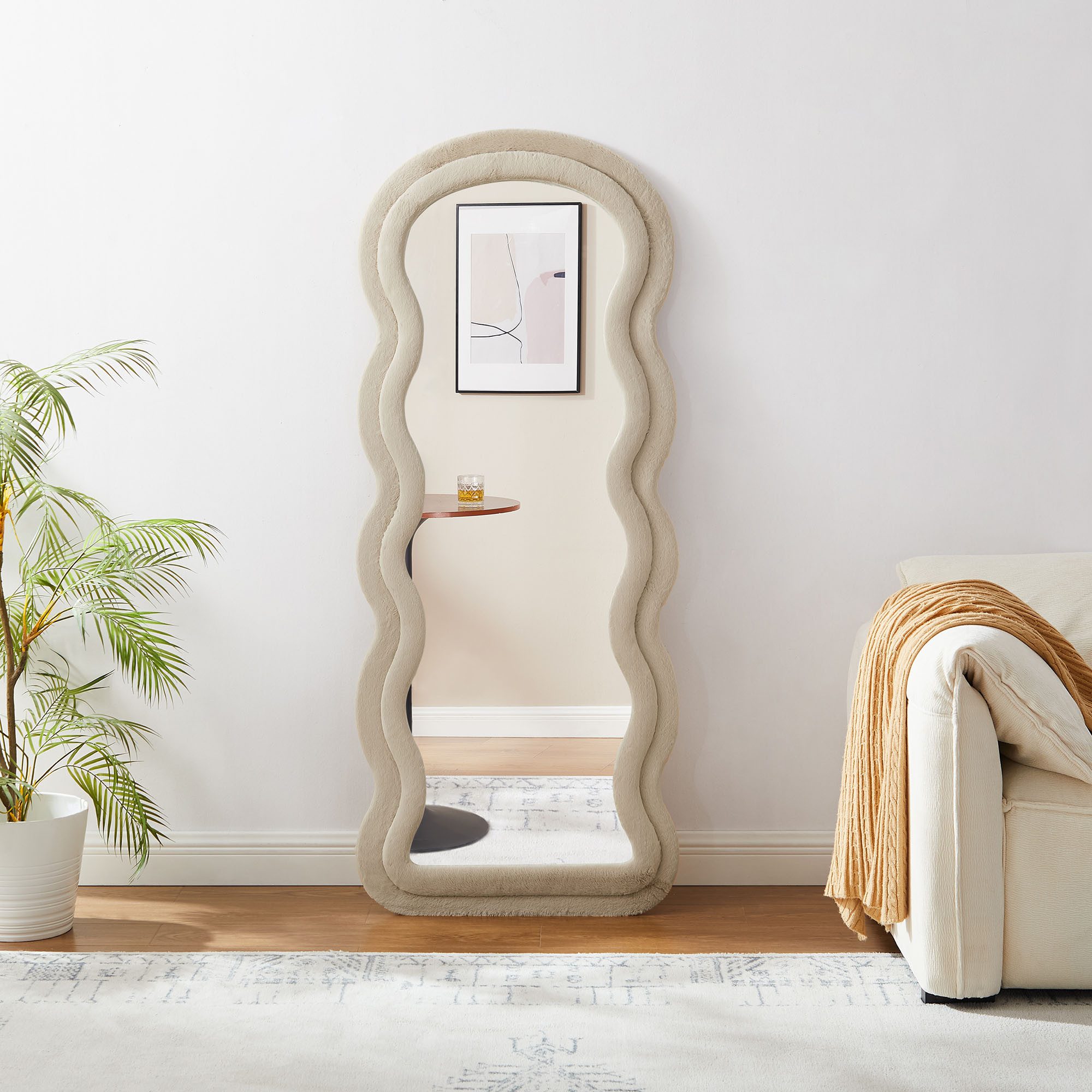 SalesFever Ganzkörperspiegel Bristol Spiegel: Eleganz in 170 cm Höhe (1-St), Wellenförmiger Kunstfell-Rahmen, 170cml