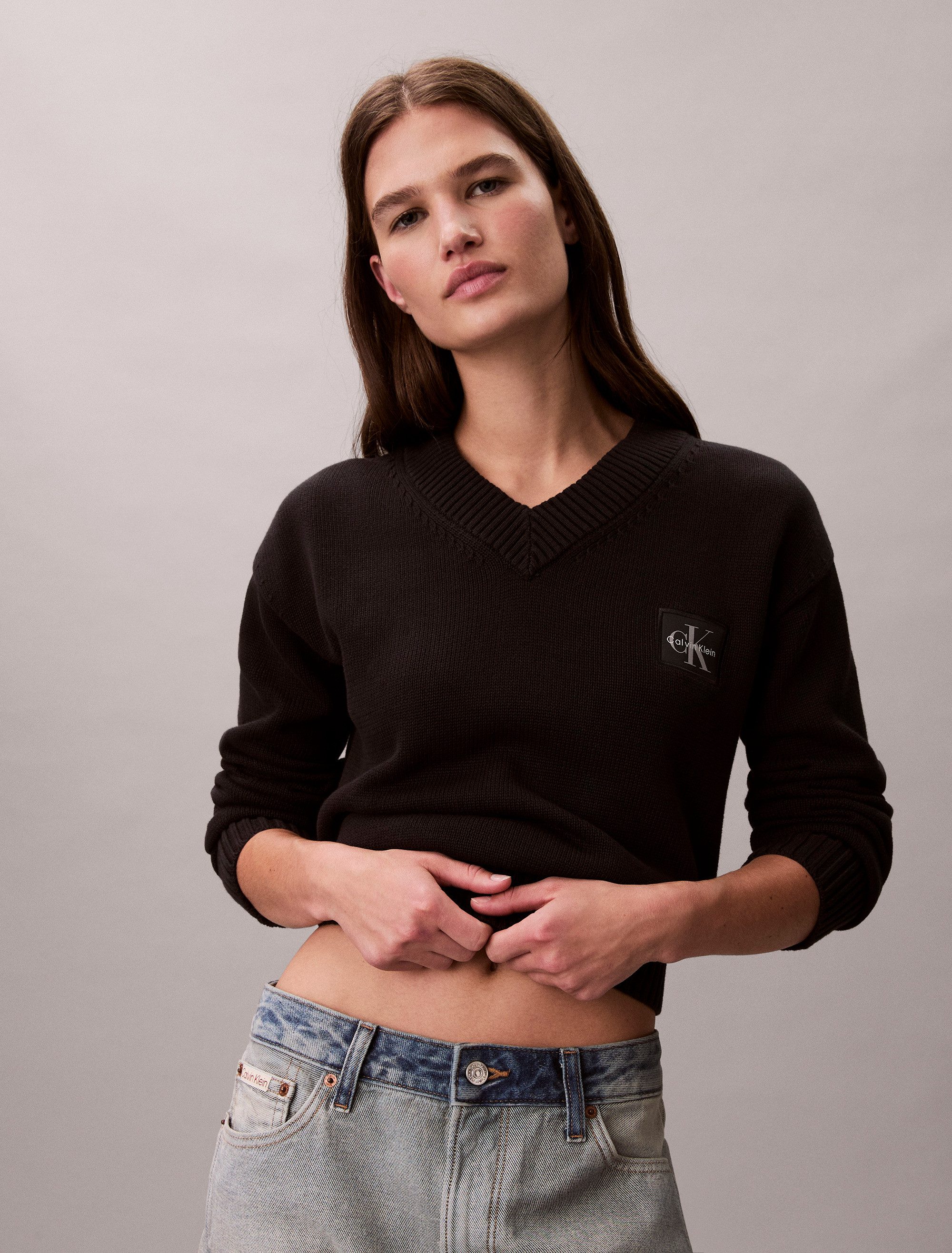 Calvin Klein Jeans V-Ausschnitt-Pullover Feinstrick, taillenlang