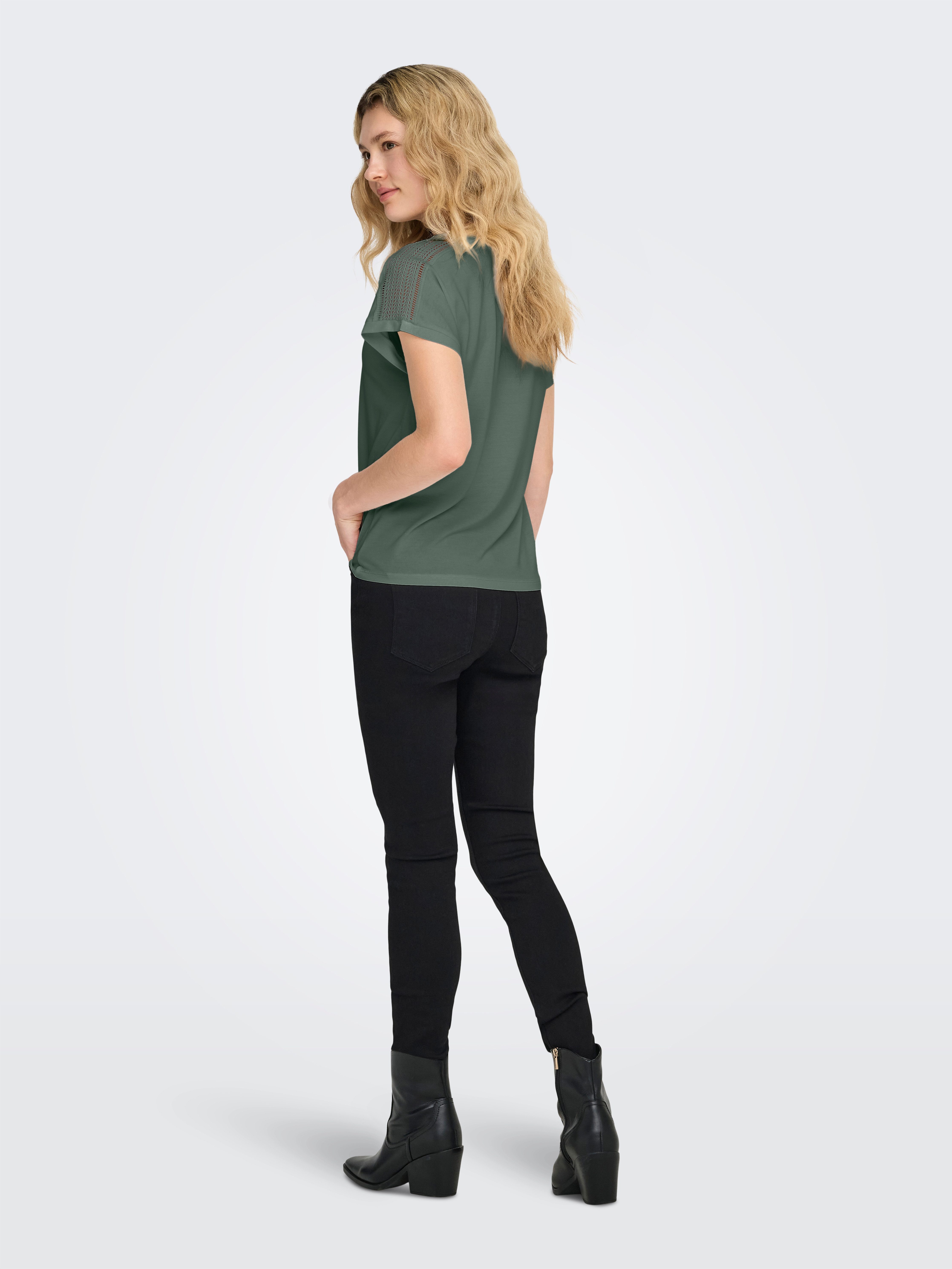 ONLY V-Shirt ONLFREE LIFE S/S V-NECK LACE TOP JRS Materialmix, loose fit, V-Ausschnitt