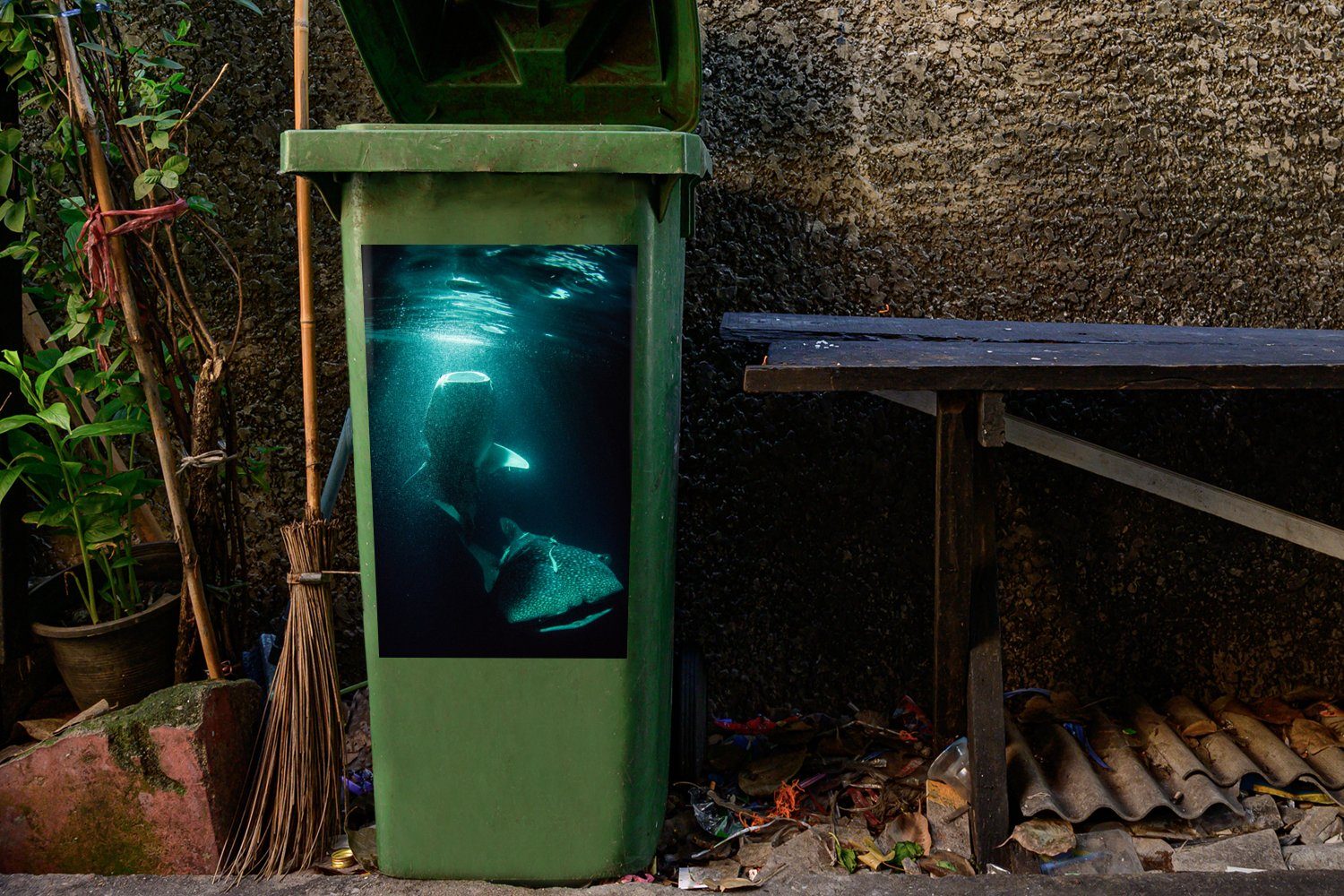 Wandsticker St), Walhai Mülleimer-aufkleber, Container, Ein MuchoWow grünen Abfalbehälter Mülltonne, Sticker, im Licht (1