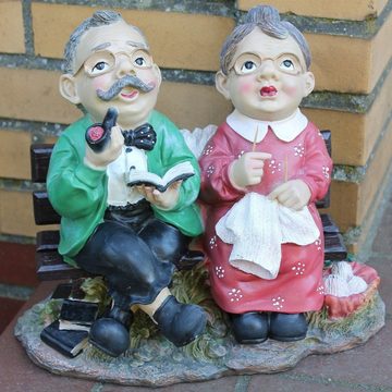 colourliving Dekofigur Gartenfigur Opa und Oma auf Gartenbank Dekofigur, Handbemalt, Wetterfest, witzige Deko